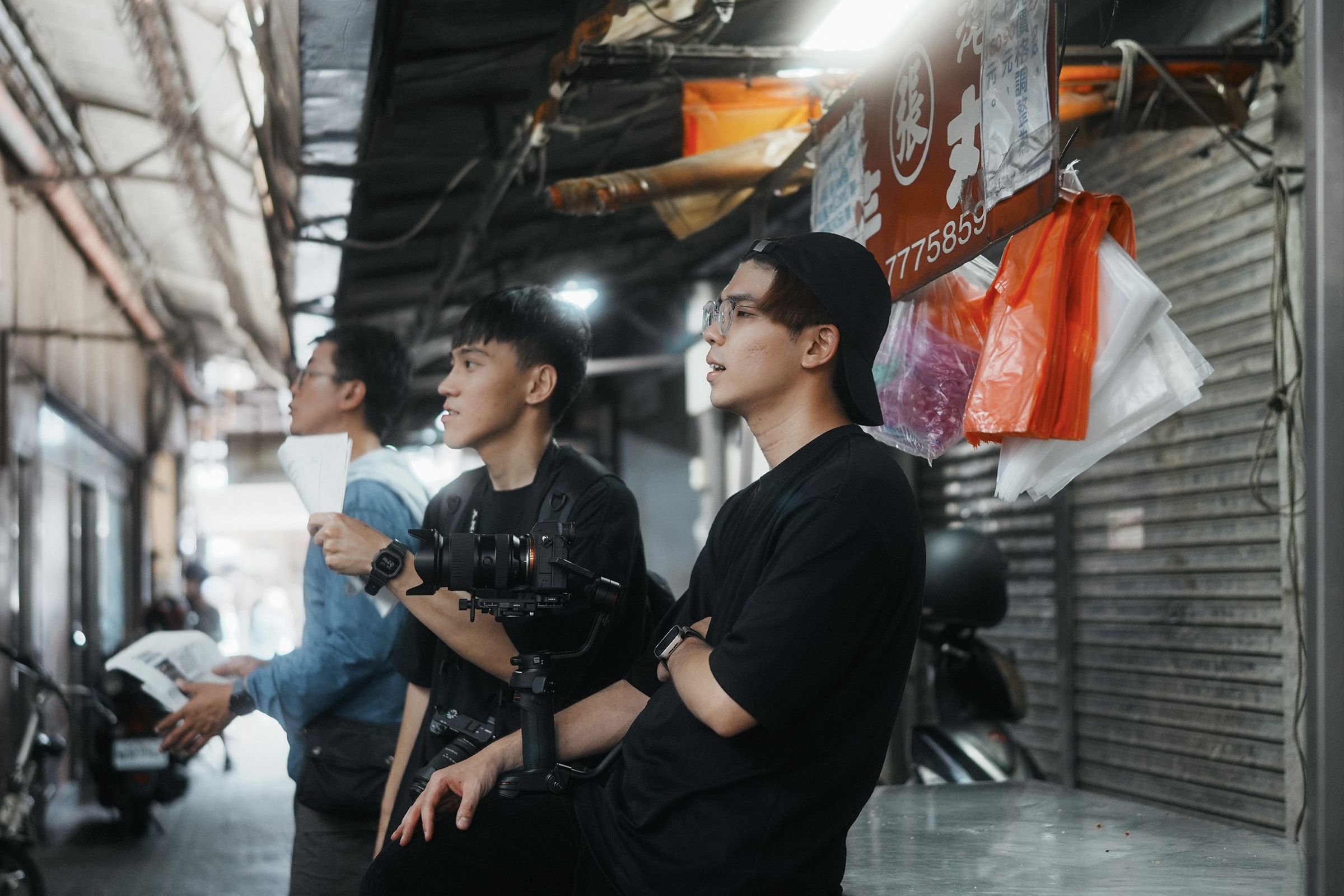回鄉創作的路上，吳釗輝（左二）十分感謝親友的力挺。（吳釗輝提供）