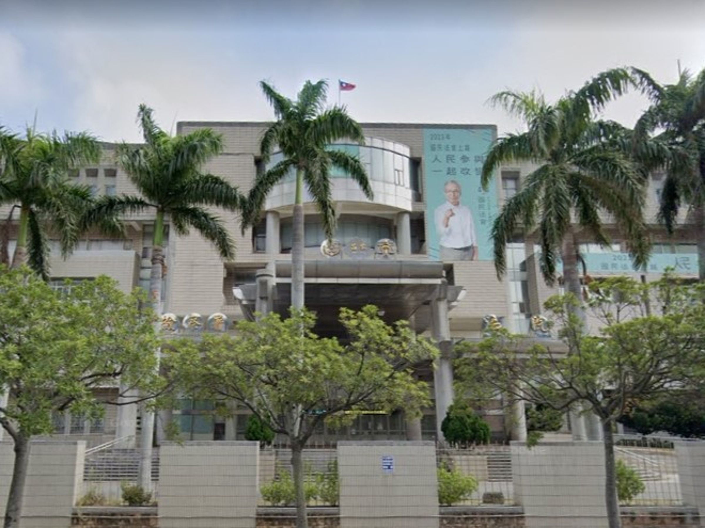 苗栗縣三灣鄉前鄉長温志強被控在任內涉及多起工程與人事弊案，然而案件上訴二審期間未到庭應訊，經查已於今年10月出境前往香港，行蹤不明。圖為臺灣苗栗地方法院。（翻攝自Google Maps）