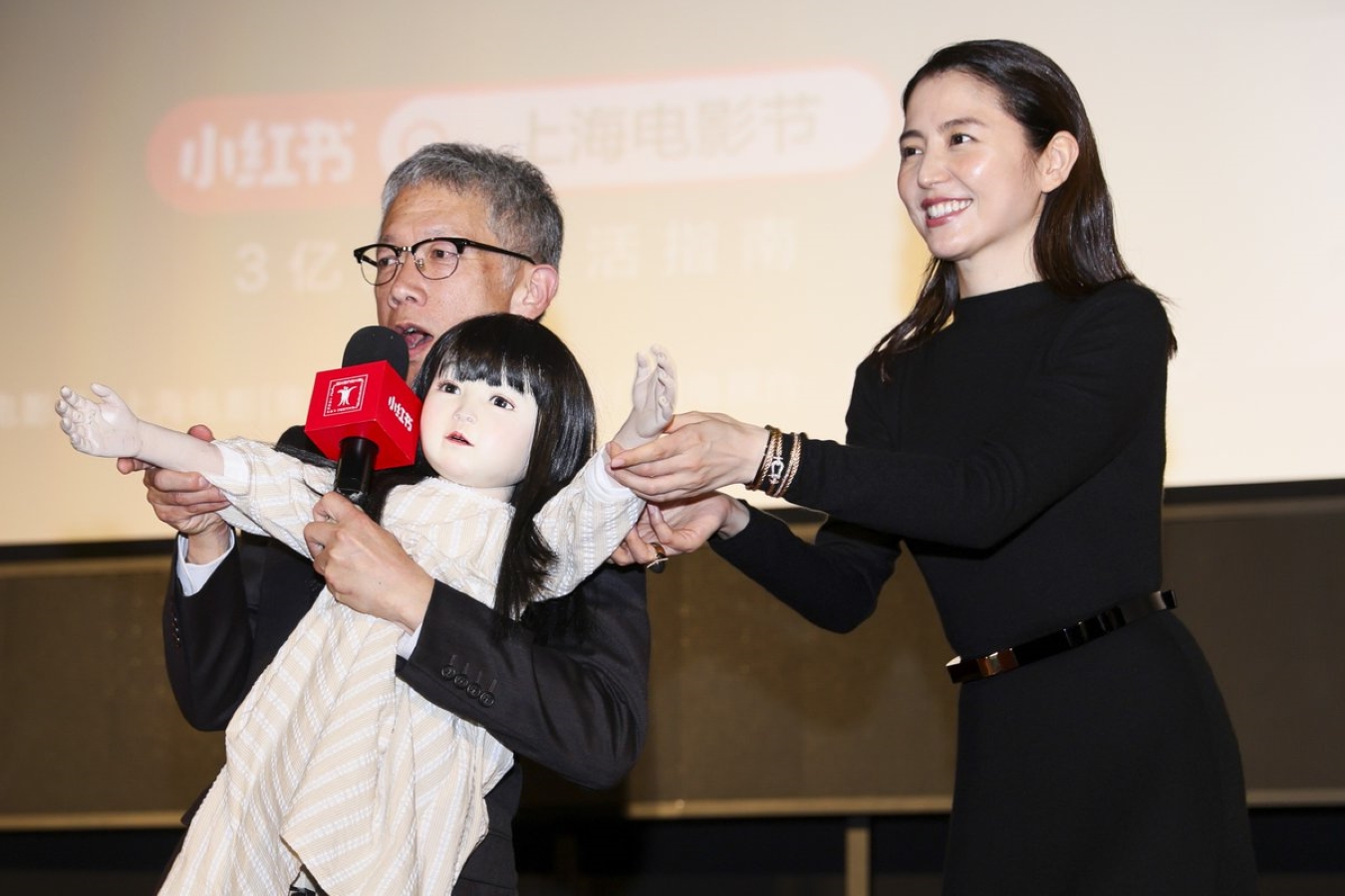 《鬼娃娃》導演矢口史靖（左）與長澤雅美（右）出席上海國際電影節，在現場秀出人偶。（翻攝自電影官方X，華映娛樂提供）