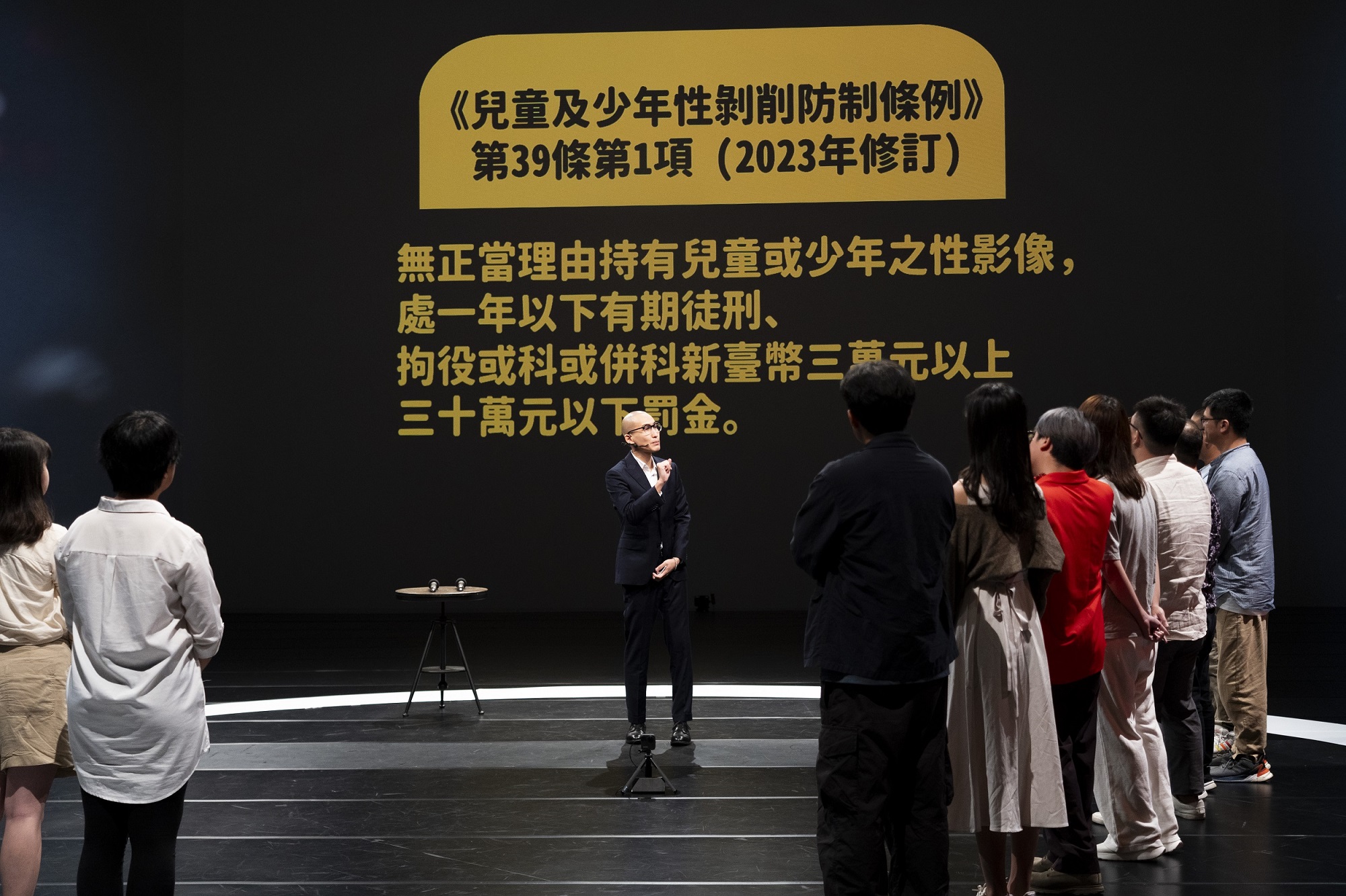 本週五《公視主題之夜SHOW》主題論壇邀請「法律白話文運動」社群總監劉珞亦擔任主持人(中)。(公視提供)