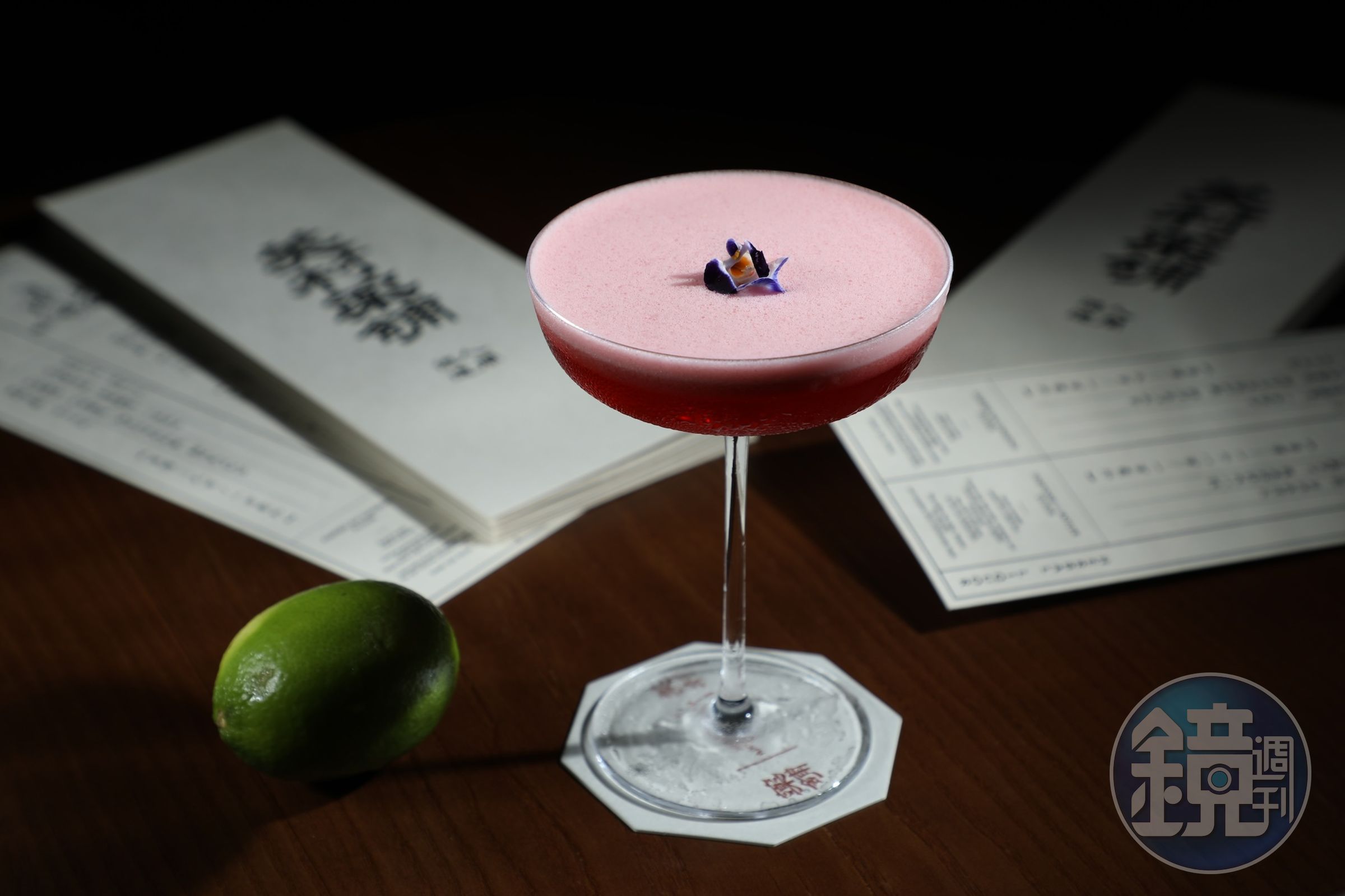 「胭脂引」以琴酒為底,搭配玫瑰露、檸檬、覆盆莓等,喝起來帶有茶感與草本清新。(400元/杯)