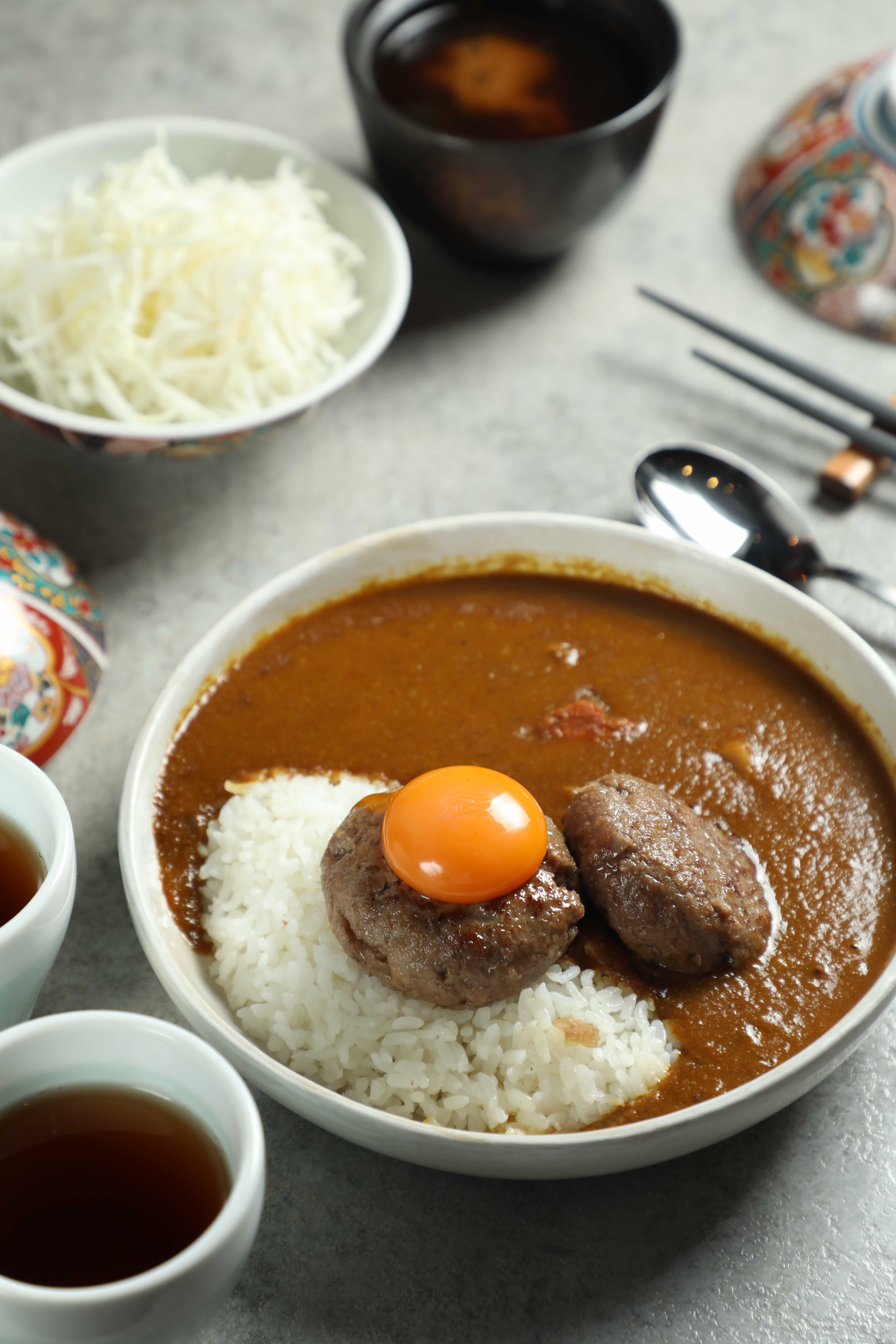 「和牛漢堡排咖哩飯」以手作和牛漢堡排搭配香濃咖哩，每一口都能吃到飽滿肉汁。（520元／份）
