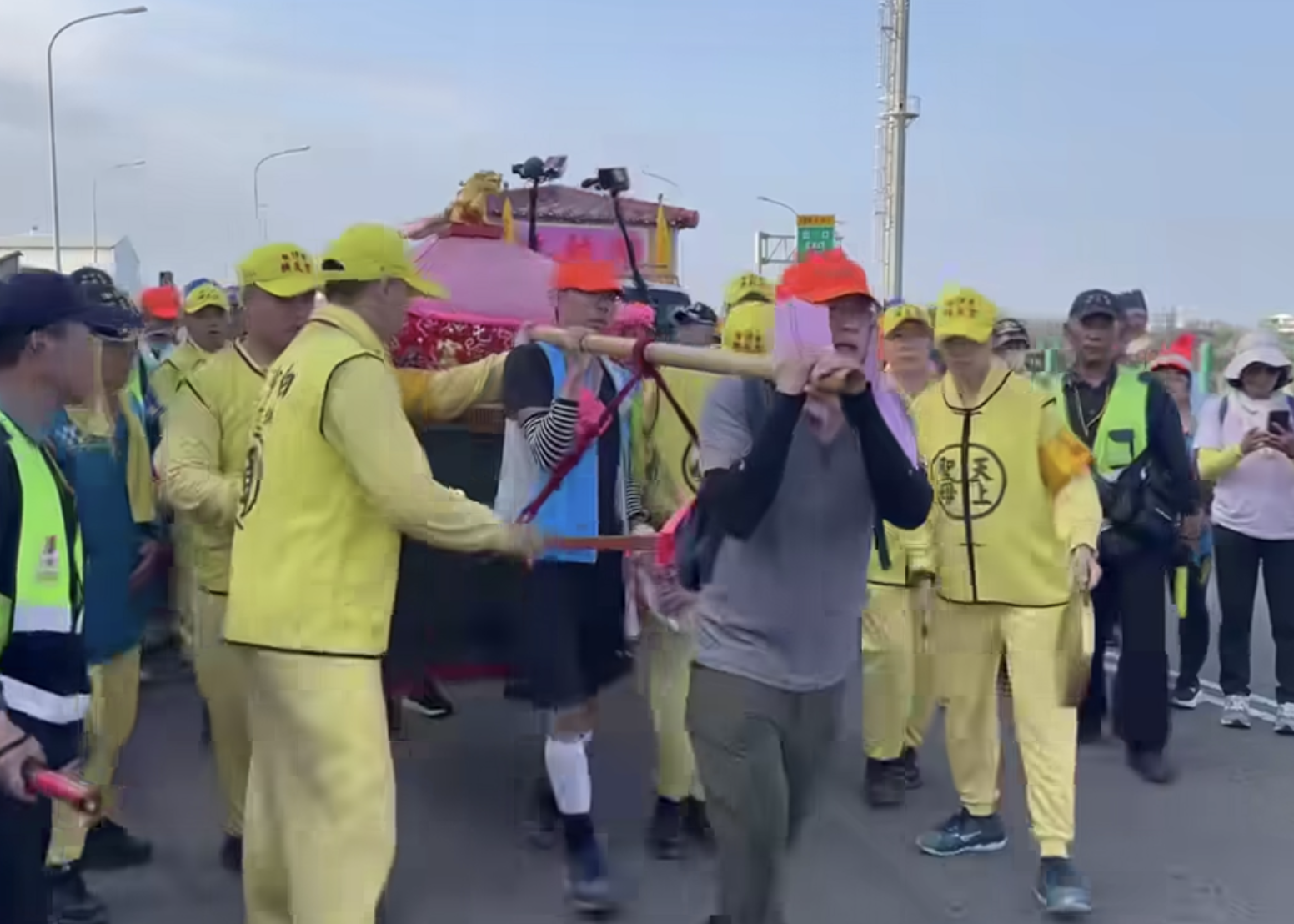 白沙屯拱天宮粉專透露,一般信徒扛神轎的機會是「可遇難求」。(翻攝自白沙屯拱天宮臉書)