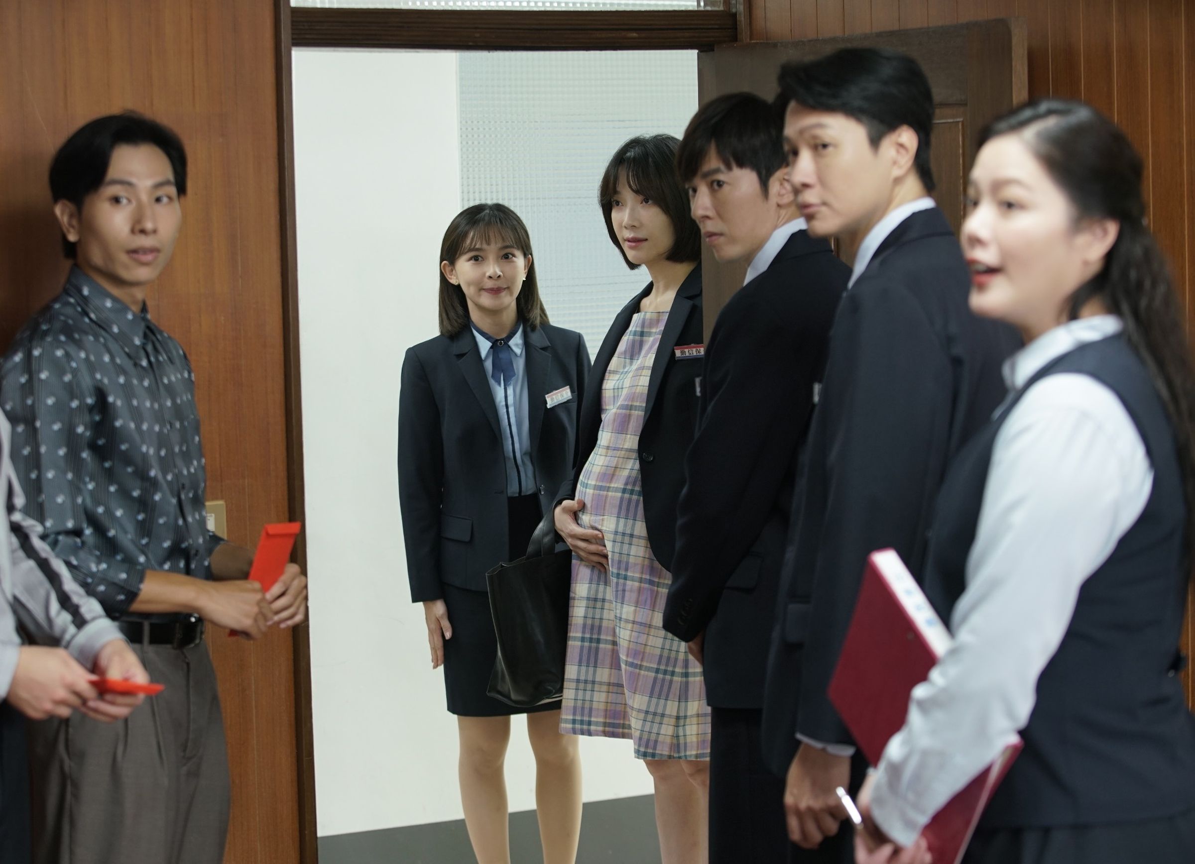 吳婉君(左二)在中視《開創者》裡跟蔡淑臻(左三)、李國毅(右三)有許多自然有趣的對手戲。右為陳翊萱及黃少谷。(中視提供)