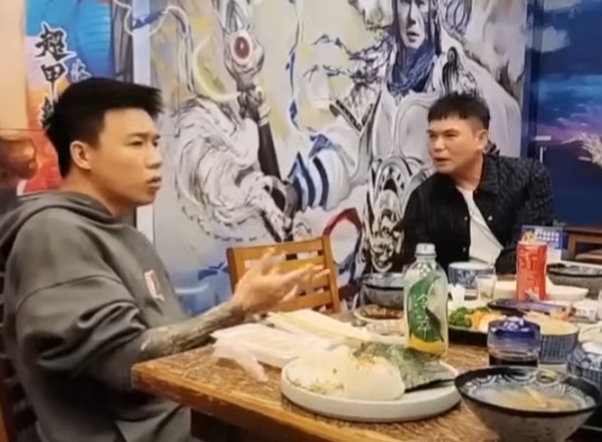 Toyz日前跑到超哥開的日本料理店，嫌棄店內的醋飯很難吃，讓超哥忍不住動手，而超哥今在臉書po出道歉文。（翻攝自YT）