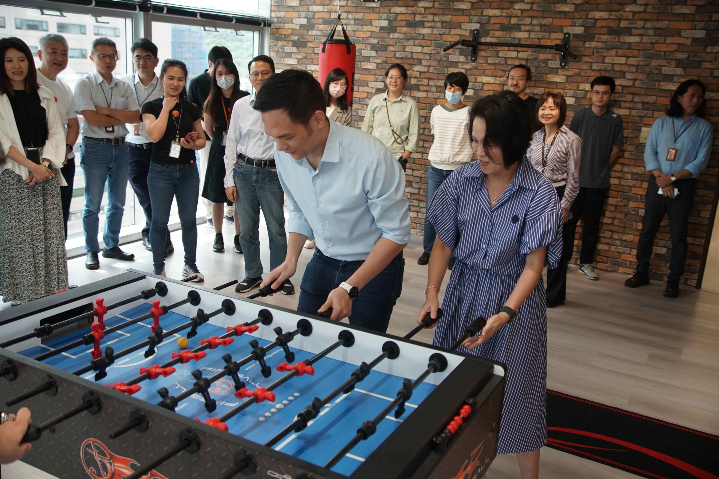 台灣大打造了超過40坪的Social Hub作為員工休憩空間,包含健身區、瑜珈室、VR遊戲區,以及聘請專業咖啡師服務的Possible Café。