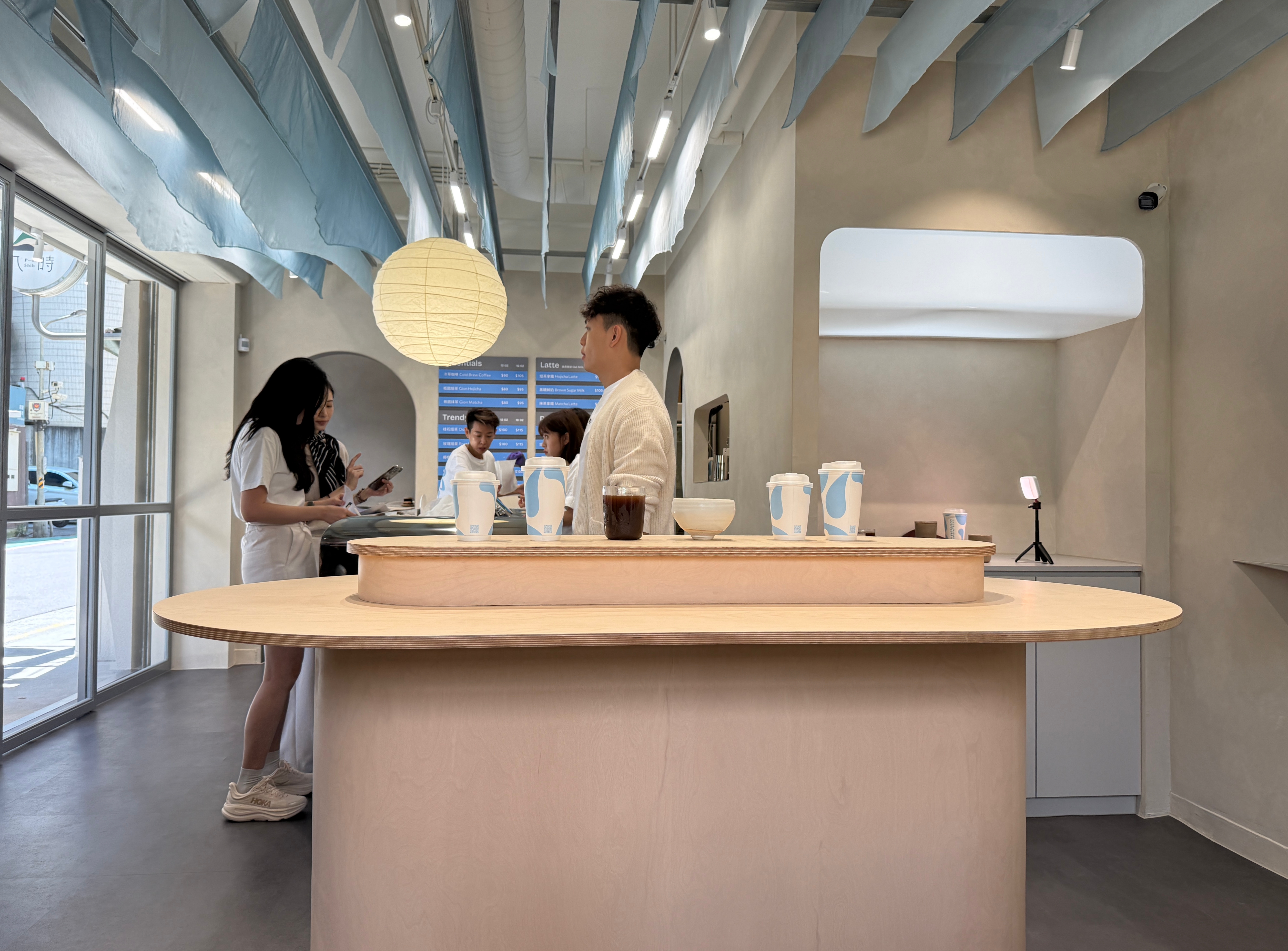 wataru提供內用、外帶與外送服務，日常想喝杯焙茶隨時都行。