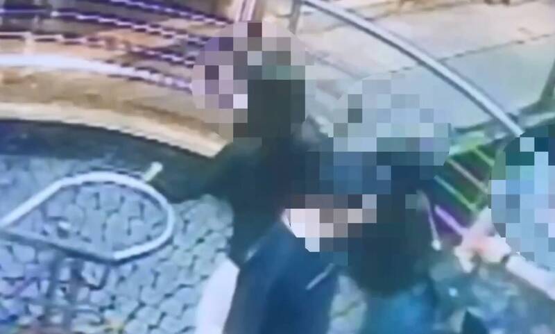 呂男在樓梯遇到受害女子時,涉嫌伸手襲胸。(翻攝畫面)
