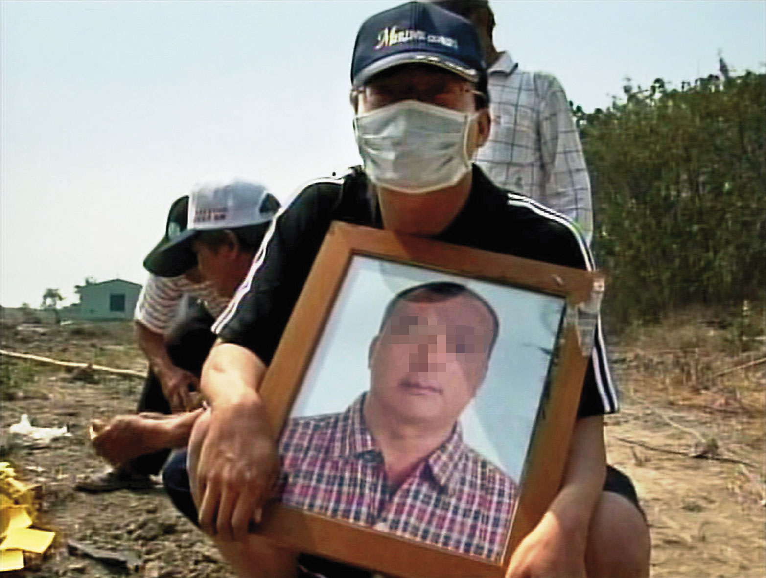 死者家屬捧著遺照，呼籲司法單位不要輕縱3名凶手。（東森新聞提供）