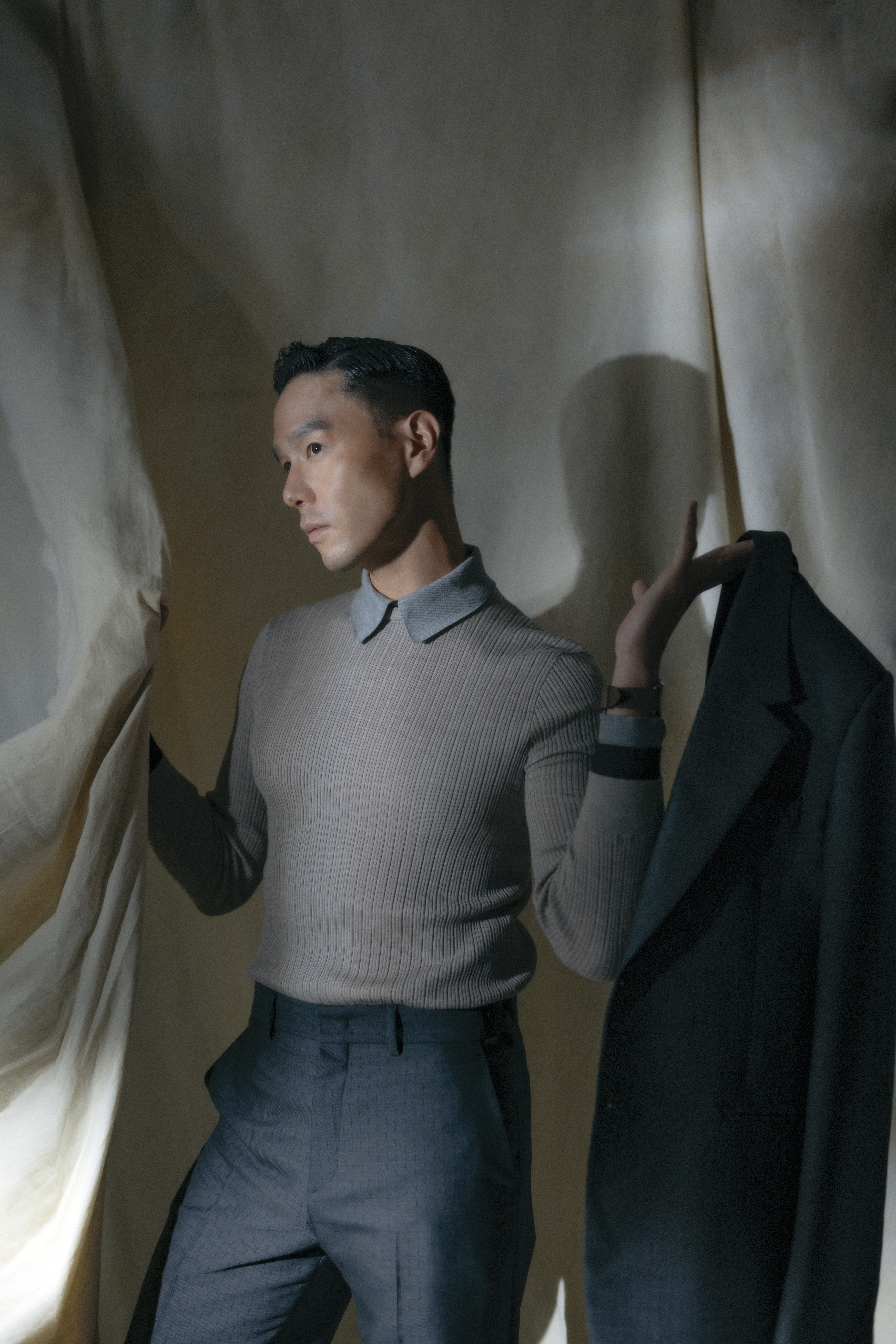 總有人問丁春誠為何要當藝術策展人，但想想自己的經歷、身邊的資源，似乎早已悄悄地幫他打下了基礎，猶如水到渠成，自然地做起這份工作。