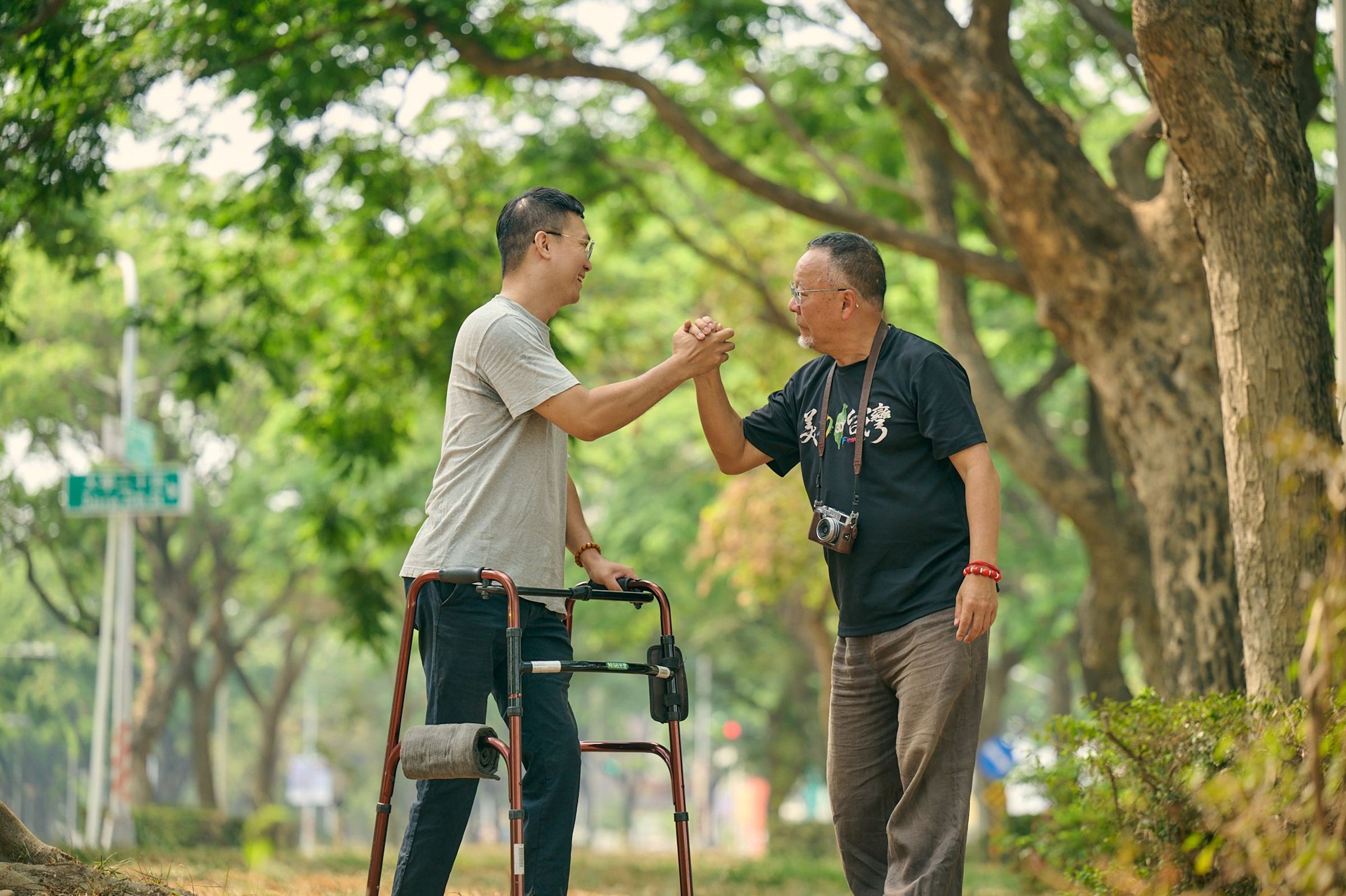 《台灣超人》中的護樹超人莊傑任（左）與導演曲全立（右）。（牽猴子提供）