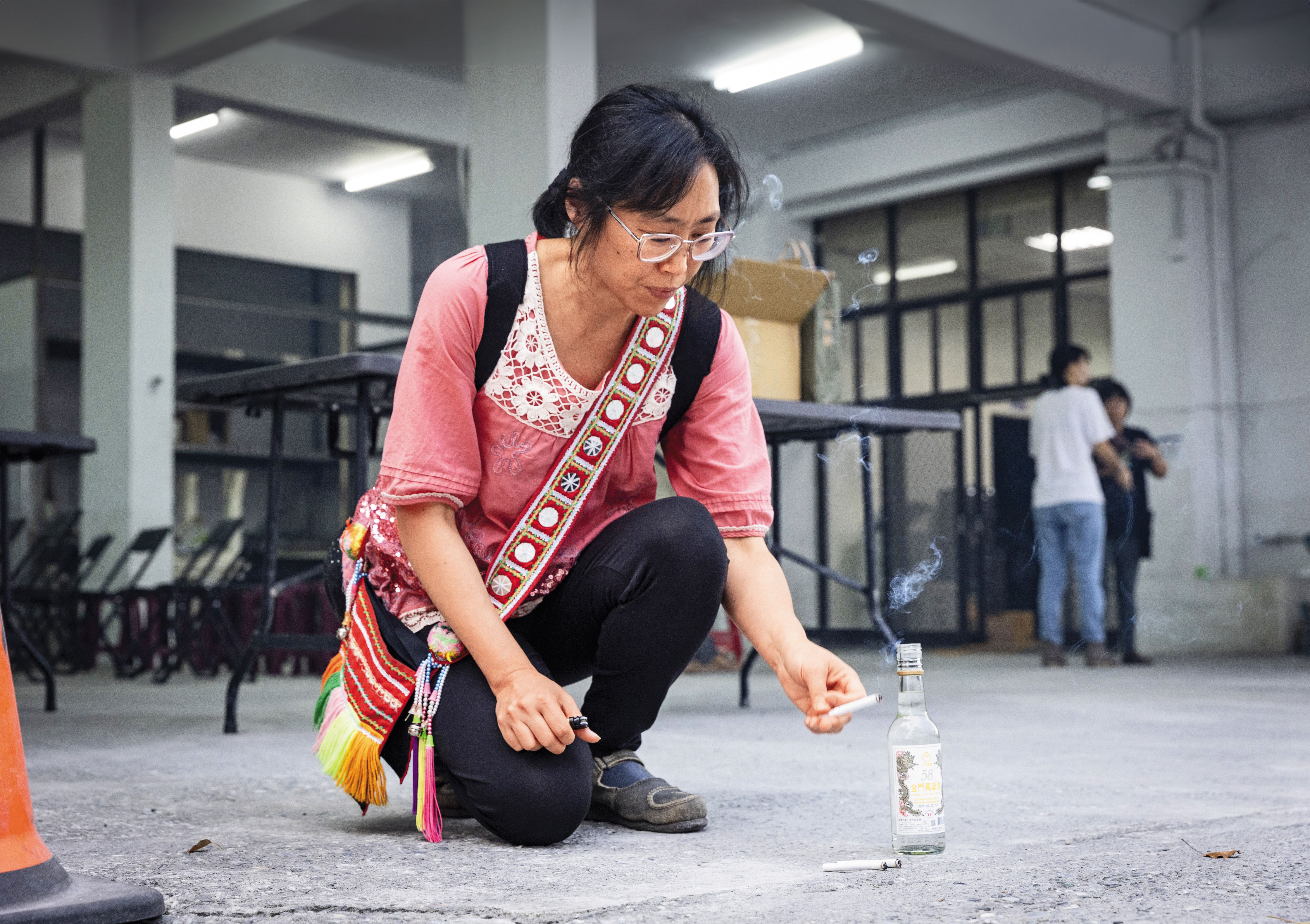 對談會前，Nakao依照阿美族傳統獻上香菸、酒給祖靈，祈求活動順利。看到其中一支菸燒得極慢，Nakao說：「這是我遇過最糟的情形。」
