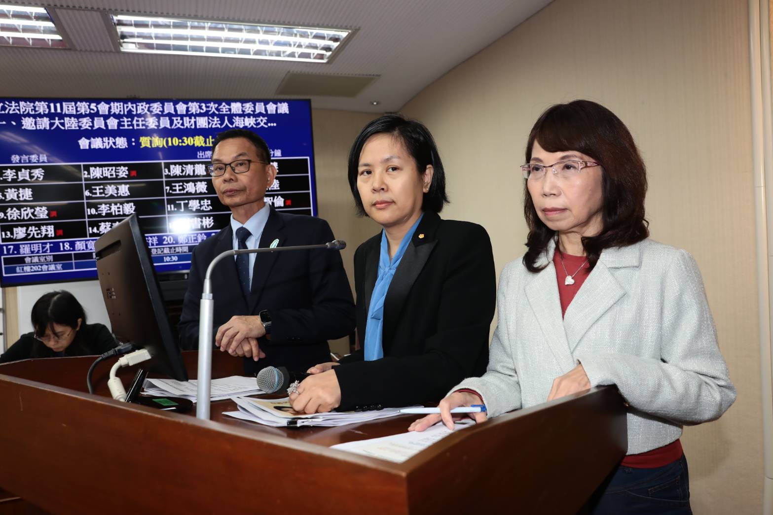 為了讓李貞秀不再對著空氣質詢,陳昭姿、陳清龍今與李一起進行「聯合質詢」。(鏡報林煒凱)