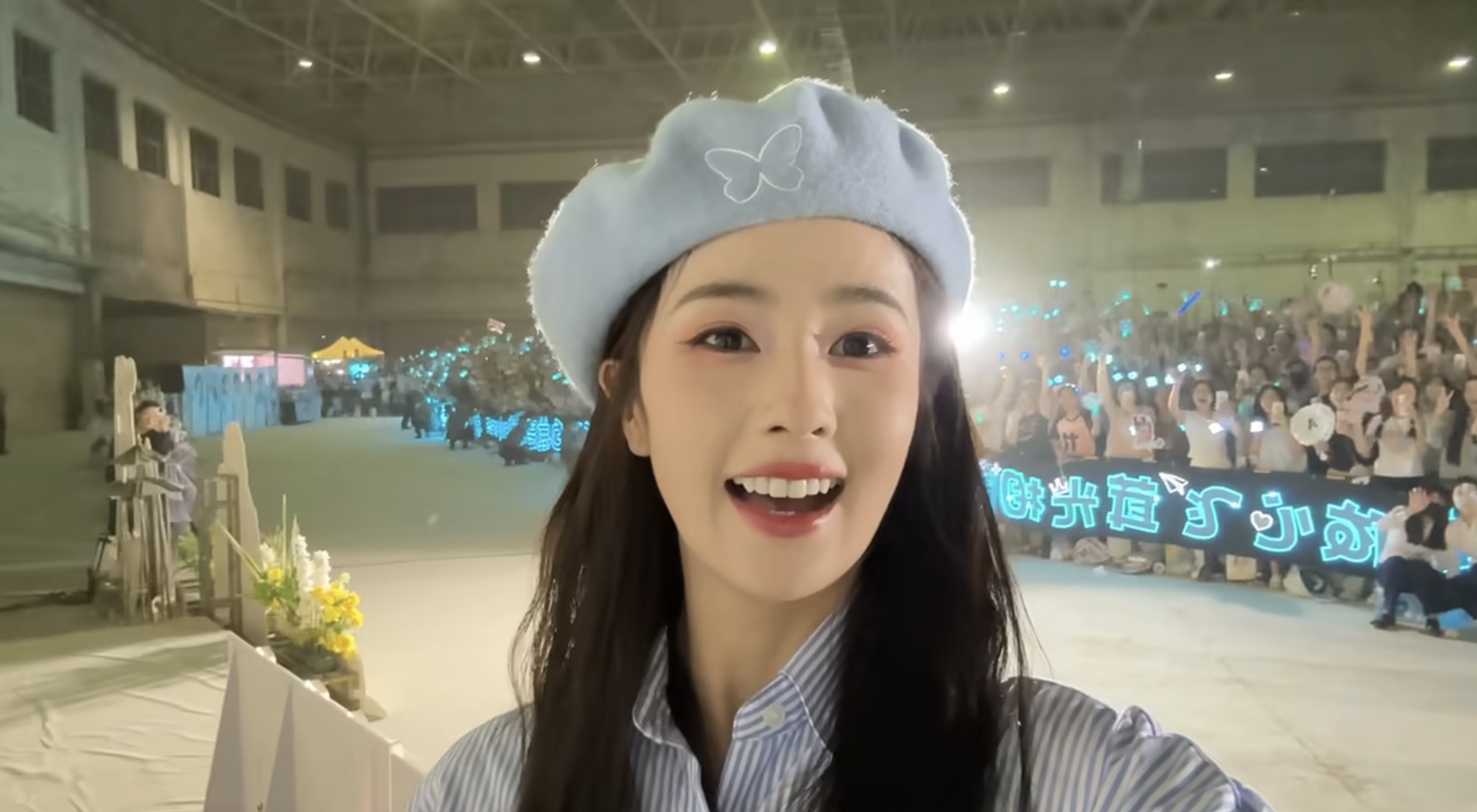 大陸女星白鹿新劇《臨江仙》殺青，2千多位粉絲奔赴橫店為她慶祝，現場粉絲幾乎擠爆橫店的一間巨型攝影棚。（翻攝自白鹿微博）