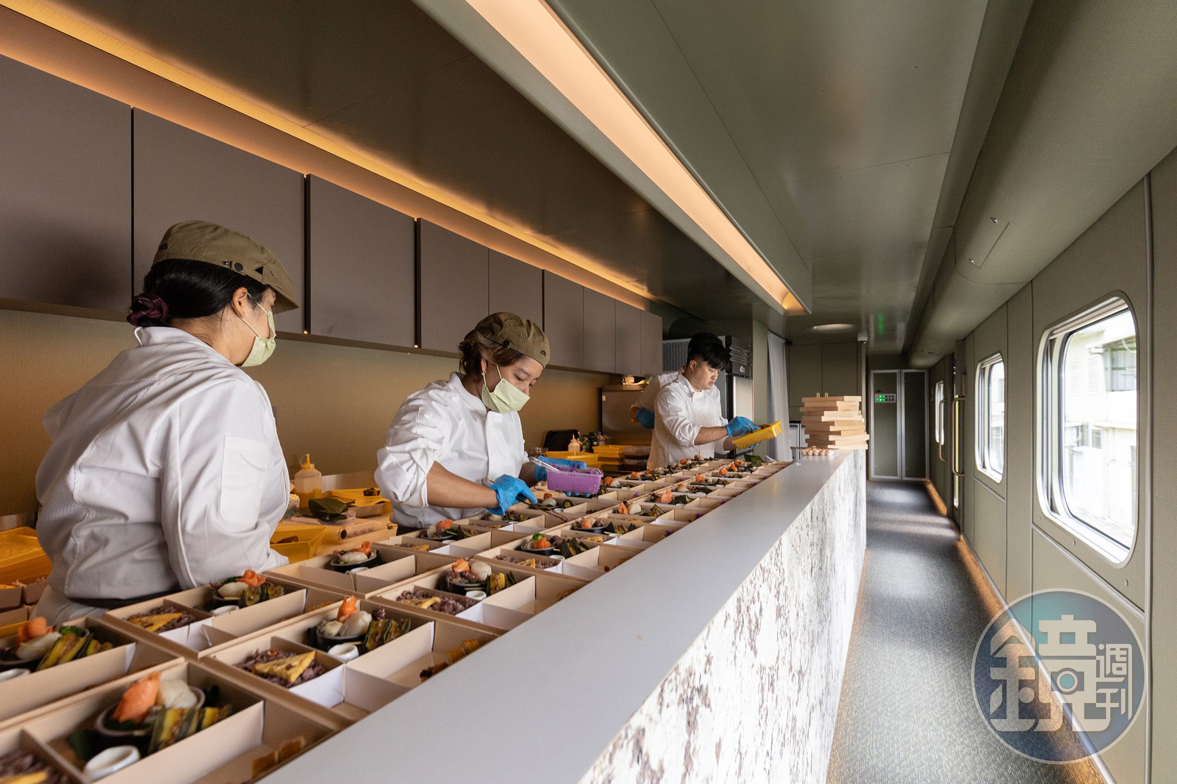 山嵐號有一節餐車車廂，可欣賞餐盒與甜點的準備過程。