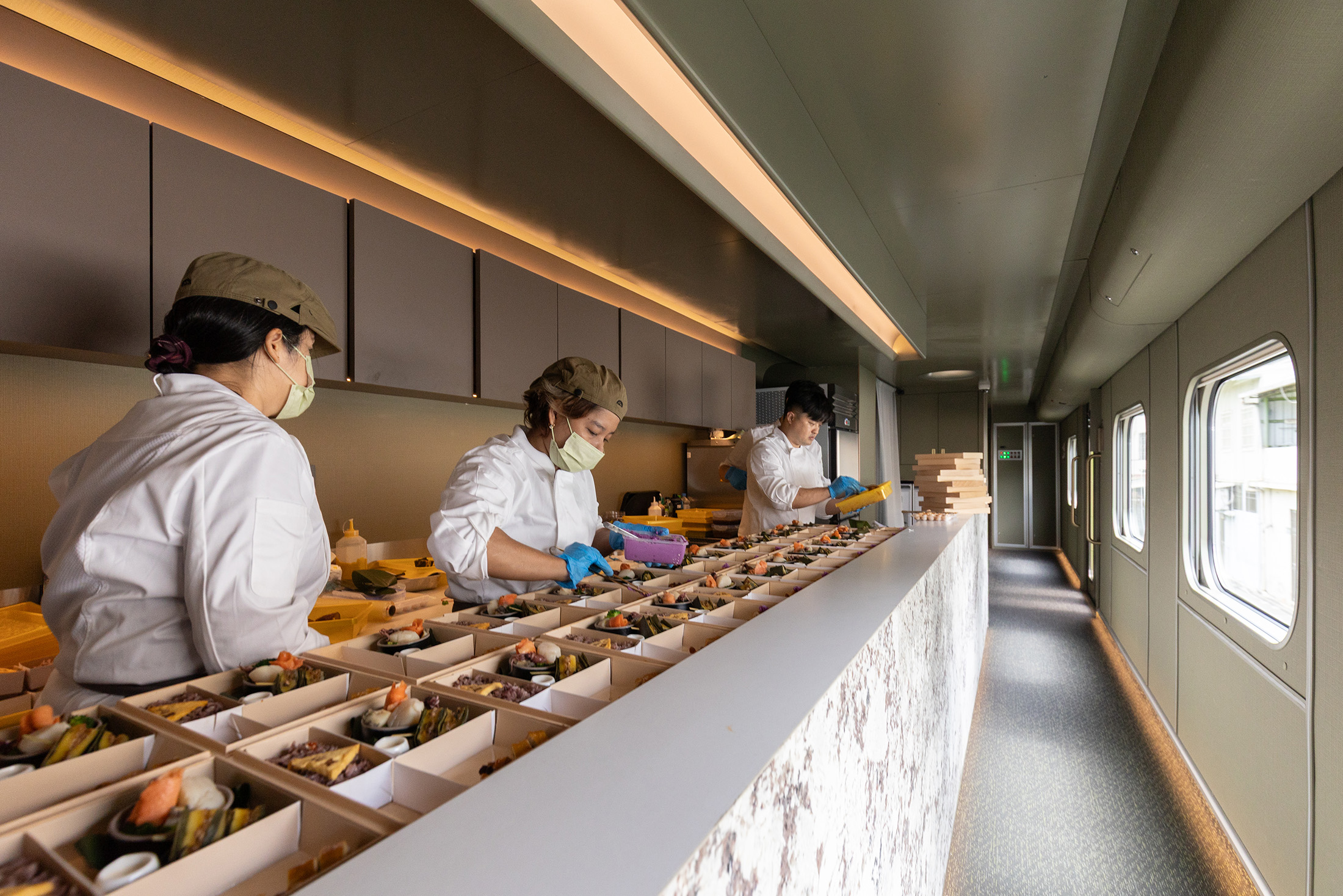 山嵐號有一節餐車車廂，可欣賞餐盒與甜點的準備過程。
