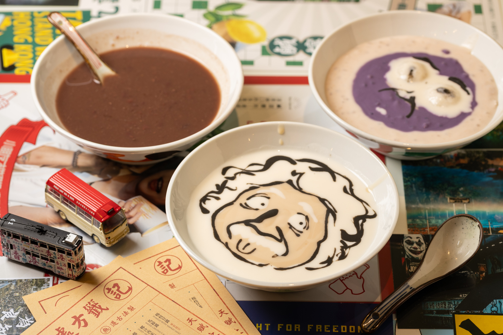 愛因斯坦也成「九記食糖水」老闆畫作主角。(前,杏仁核桃糊100元/份;左後,陳皮紅豆沙80元/份;右後,紫薯椰汁西米露150元/份)