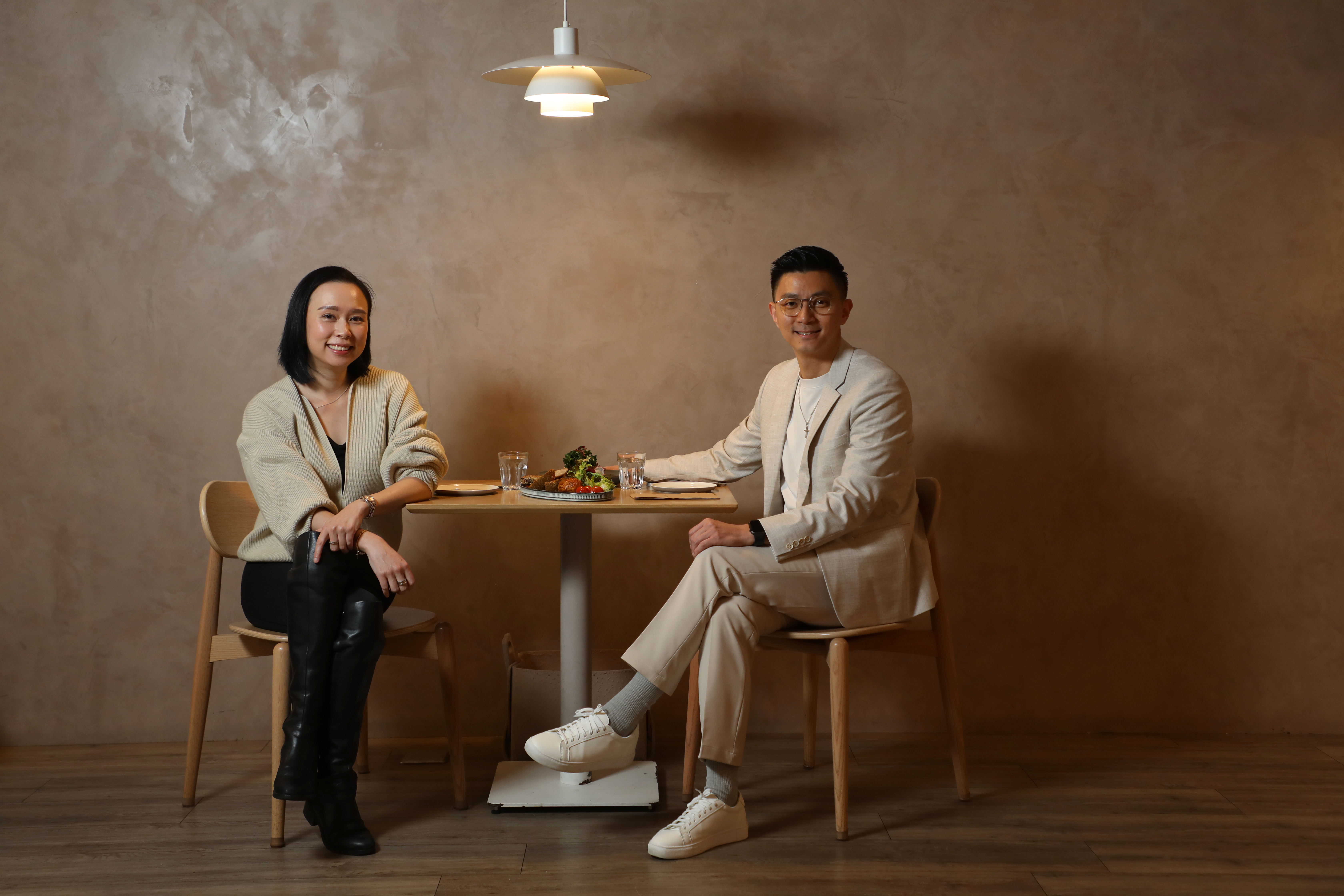 主理人林廣哲Van（右）和林岱瑩Diane（左）夫妻都在北美求學成長，開店時便想把北美山屋的意象應用在空間設計中。
