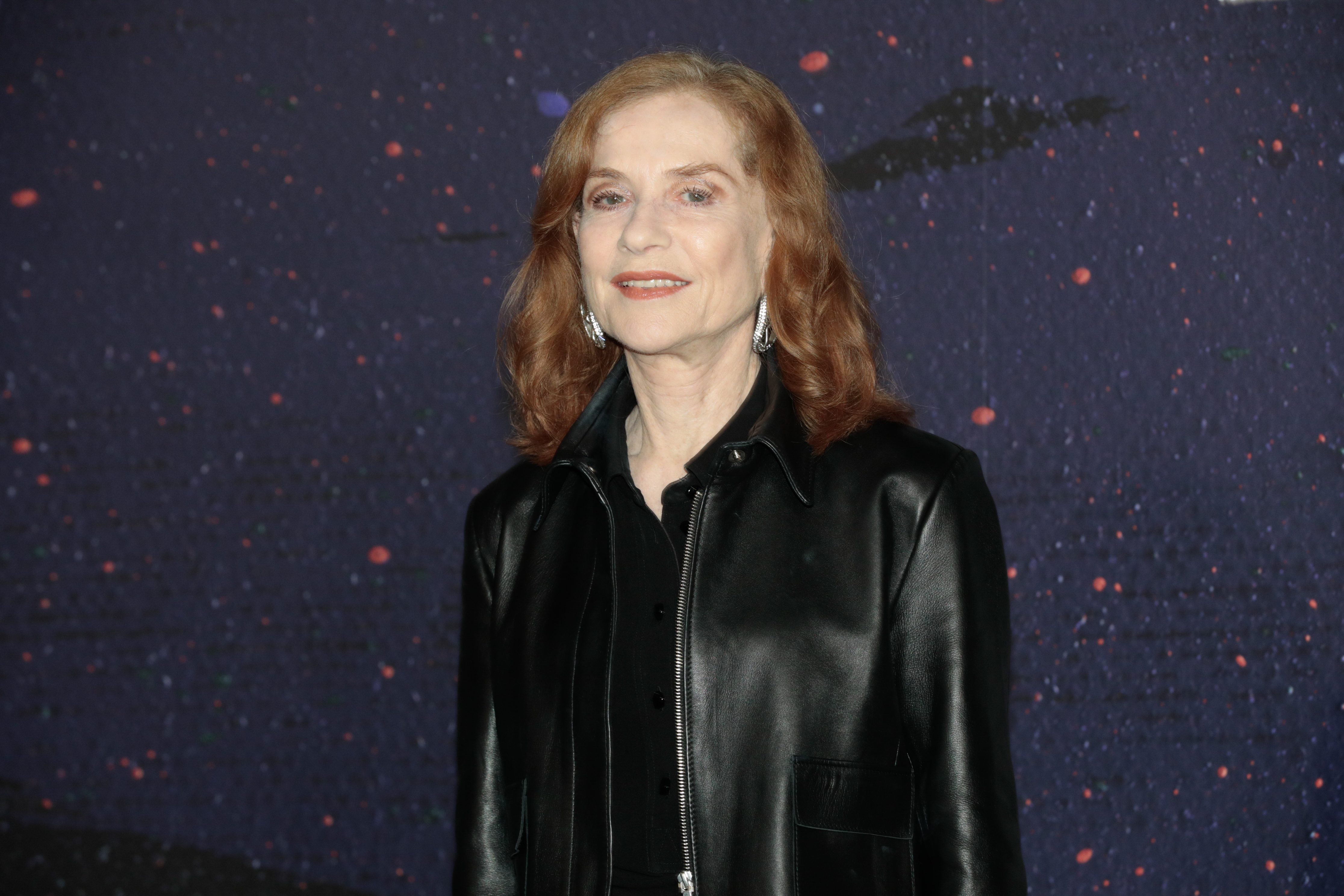 伊莎貝雨蓓戲外保持一貫的優雅風采，但又不畏懼各種遊走邊緣的角色挑戰，讓她散發出獨特的魅力。