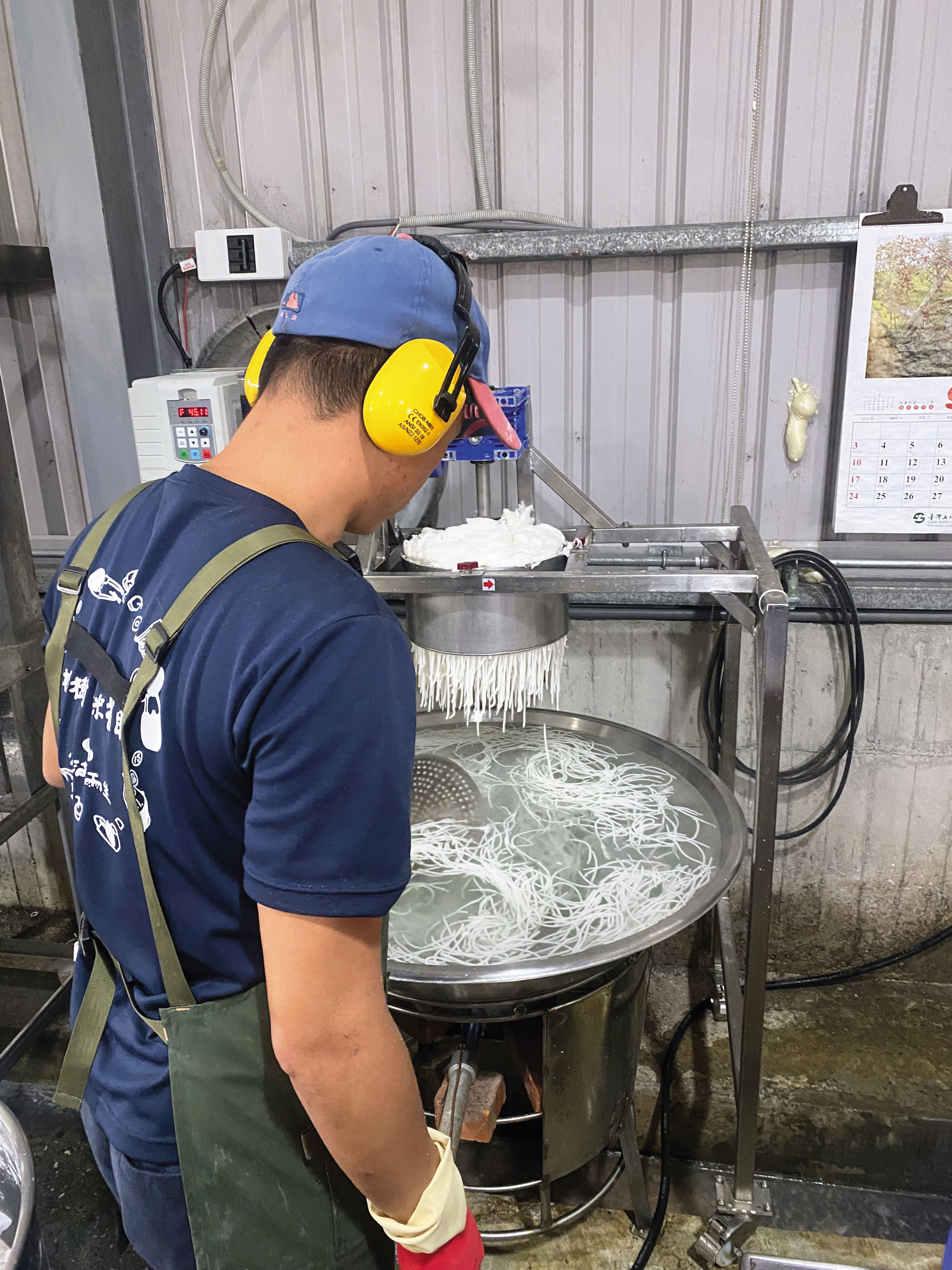 米苔目每天現做,從浸米、磨漿、糊化到成型,全憑經驗累積功夫。(黃博富提供)