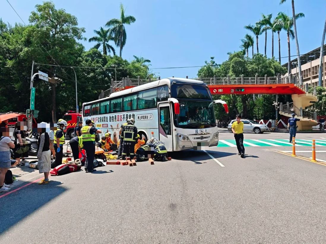 台中市今日發生國光客運又轉撞上行人的事故,現場血跡斑斑。(翻攝畫面)
