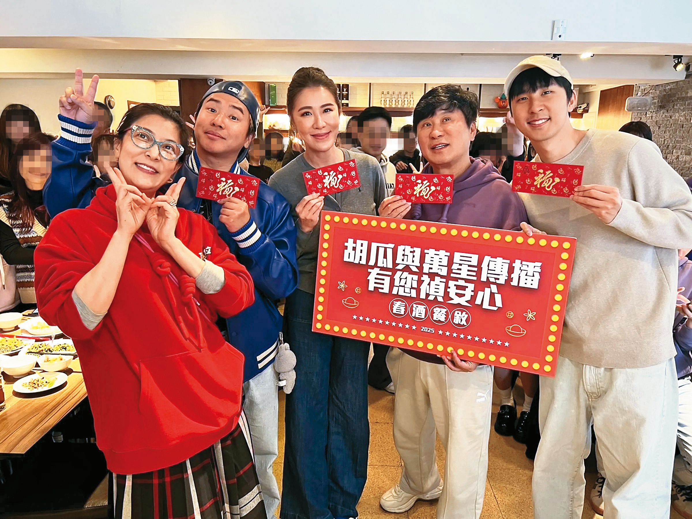 胡瓜(右二)每年都會帶著小禎(左三)、胡釋安(右一)和媒體聚餐,而背後都是由丁柔安(左一)在安排策畫。左二為歐漢聲。(萬星傳播提供)