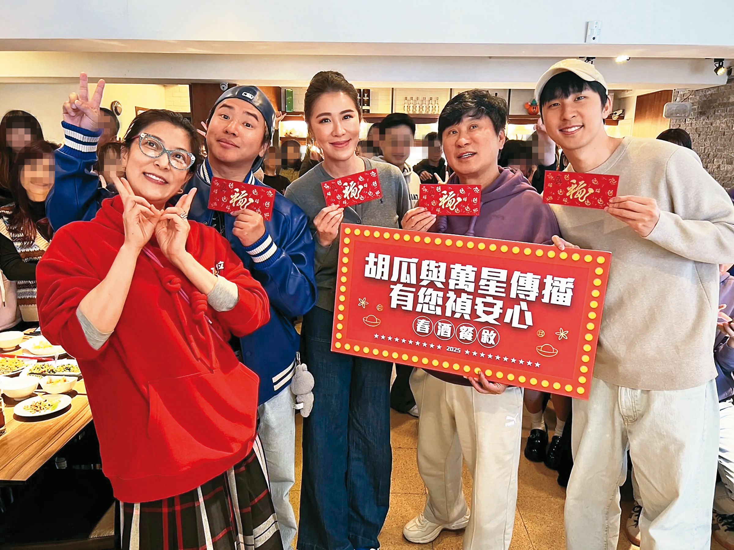 胡瓜（右二）每年都會帶著小禎（左三）、胡釋安（右一）和媒體聚餐，而背後都是由丁柔安（左一）在安排策畫。左二為歐漢聲。（萬星傳播提供）