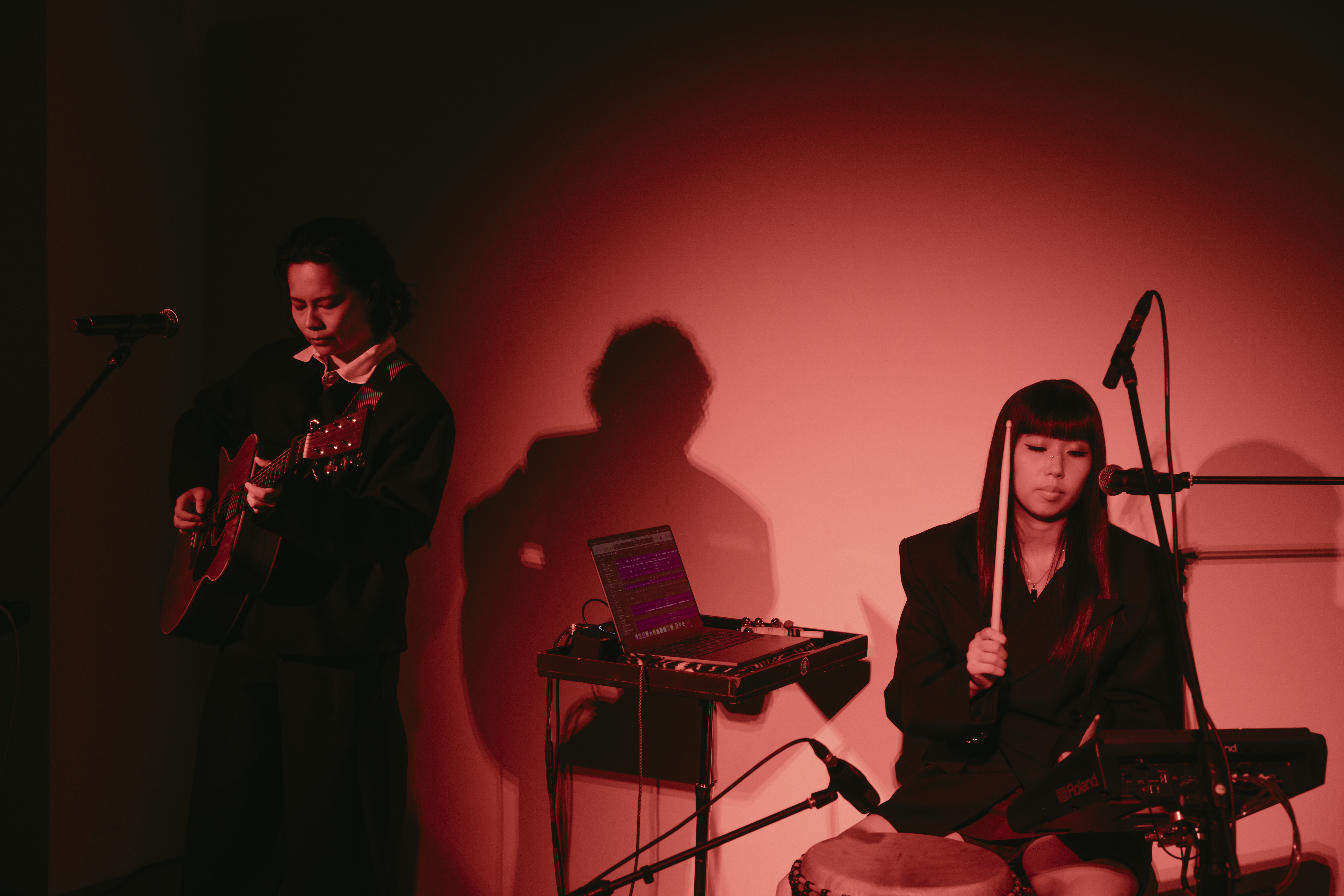 凹與山 Our Shame於8月4日舉辦專輯搶聽會，左為主唱暨製作人小凹，右為鼓手 Isan。（凹與山 Our Shame提供）