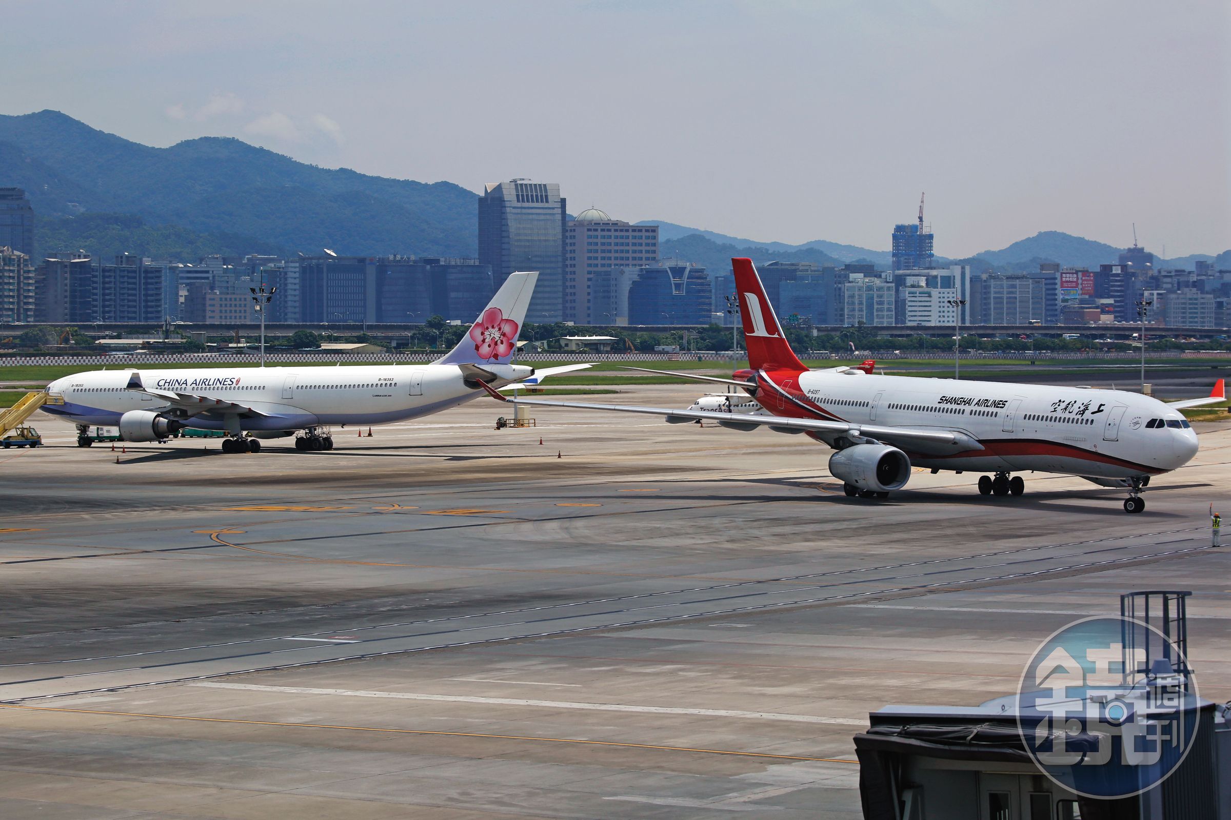 禁團令一公布,航空公司機票訂金該如何協調成為業者大難題。
