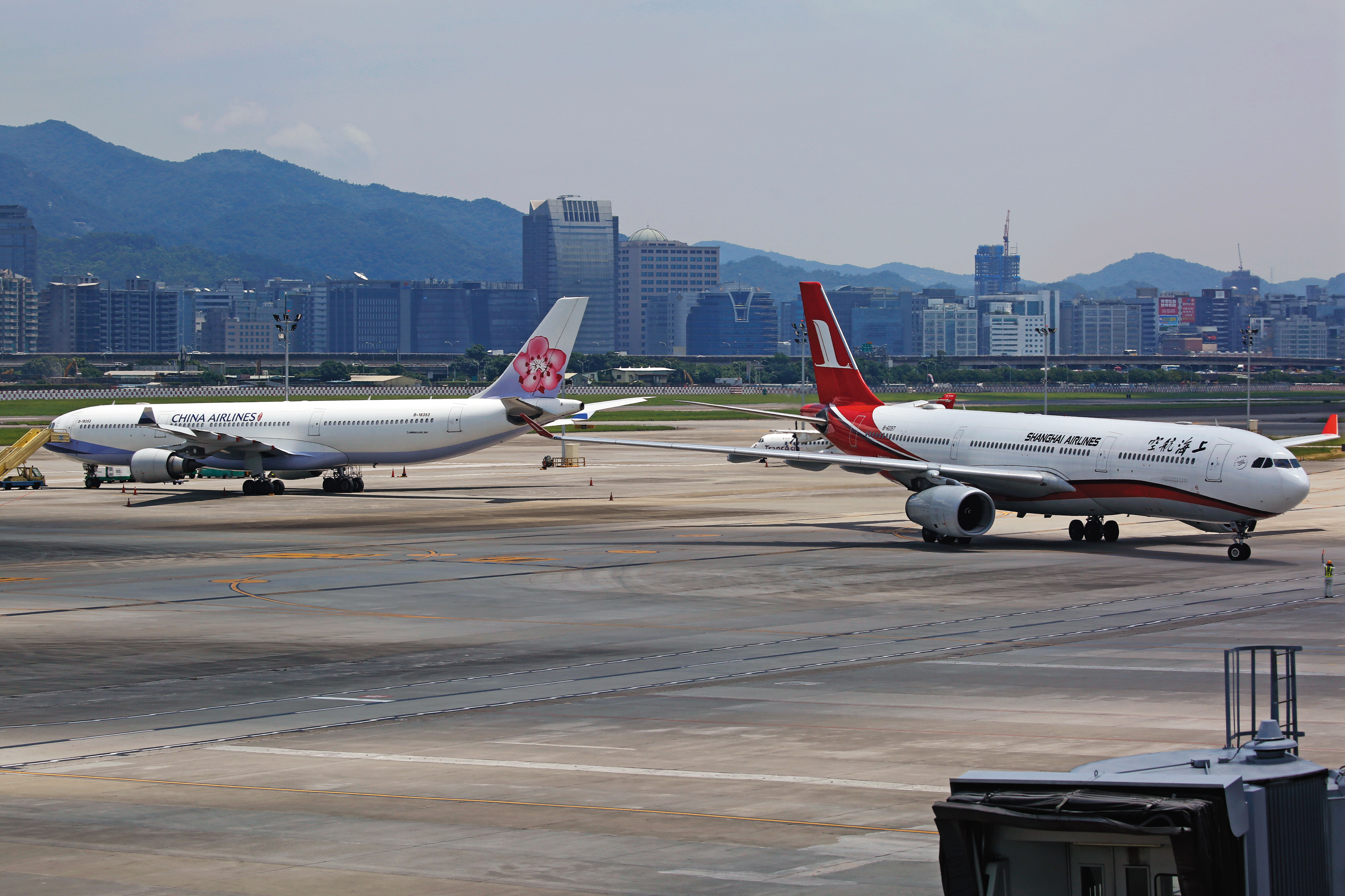 禁團令一公布,航空公司機票訂金該如何協調成為業者大難題。