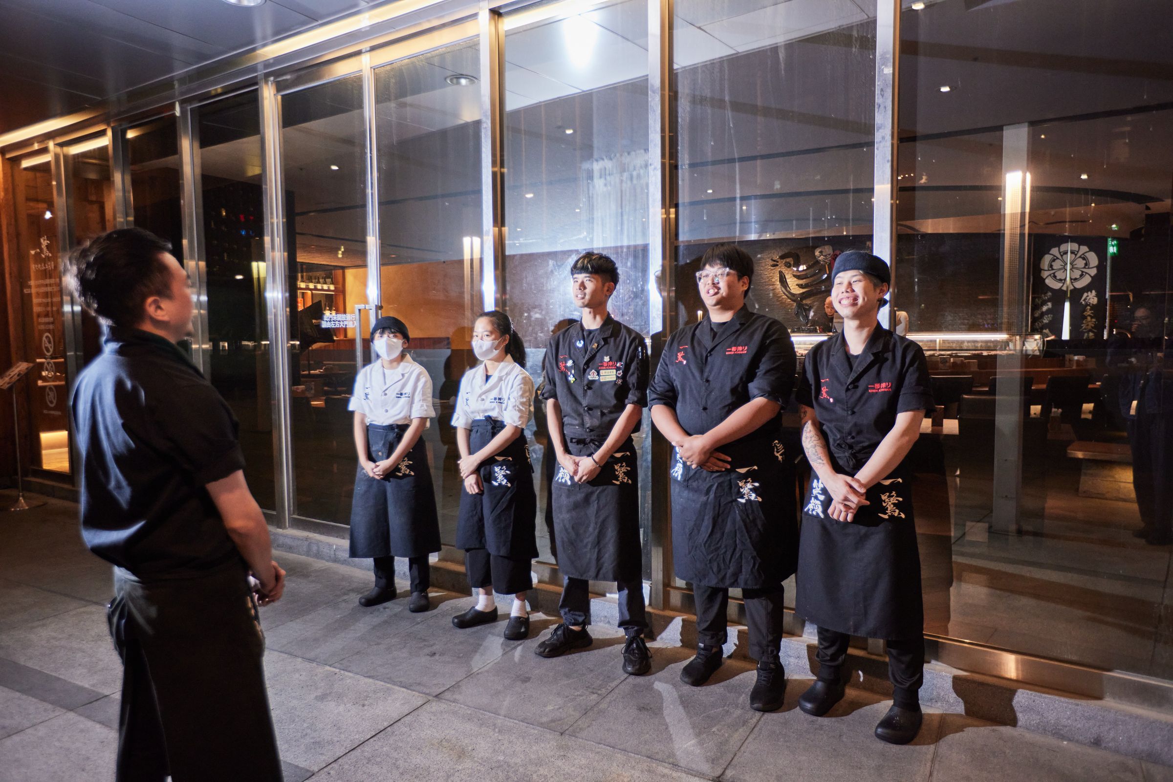 每日開店營業前,全體員工都會一起精神喊話,強而有力,也顯現員工們對職人精神的堅持。