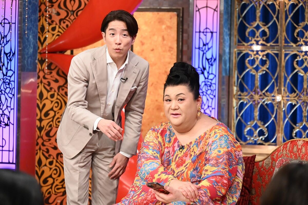 村上信五（左）宣布與圈外女性結婚，常被笑稱是他「螢幕情侶」的貴婦松子也獻上祝福。（翻攝網路）