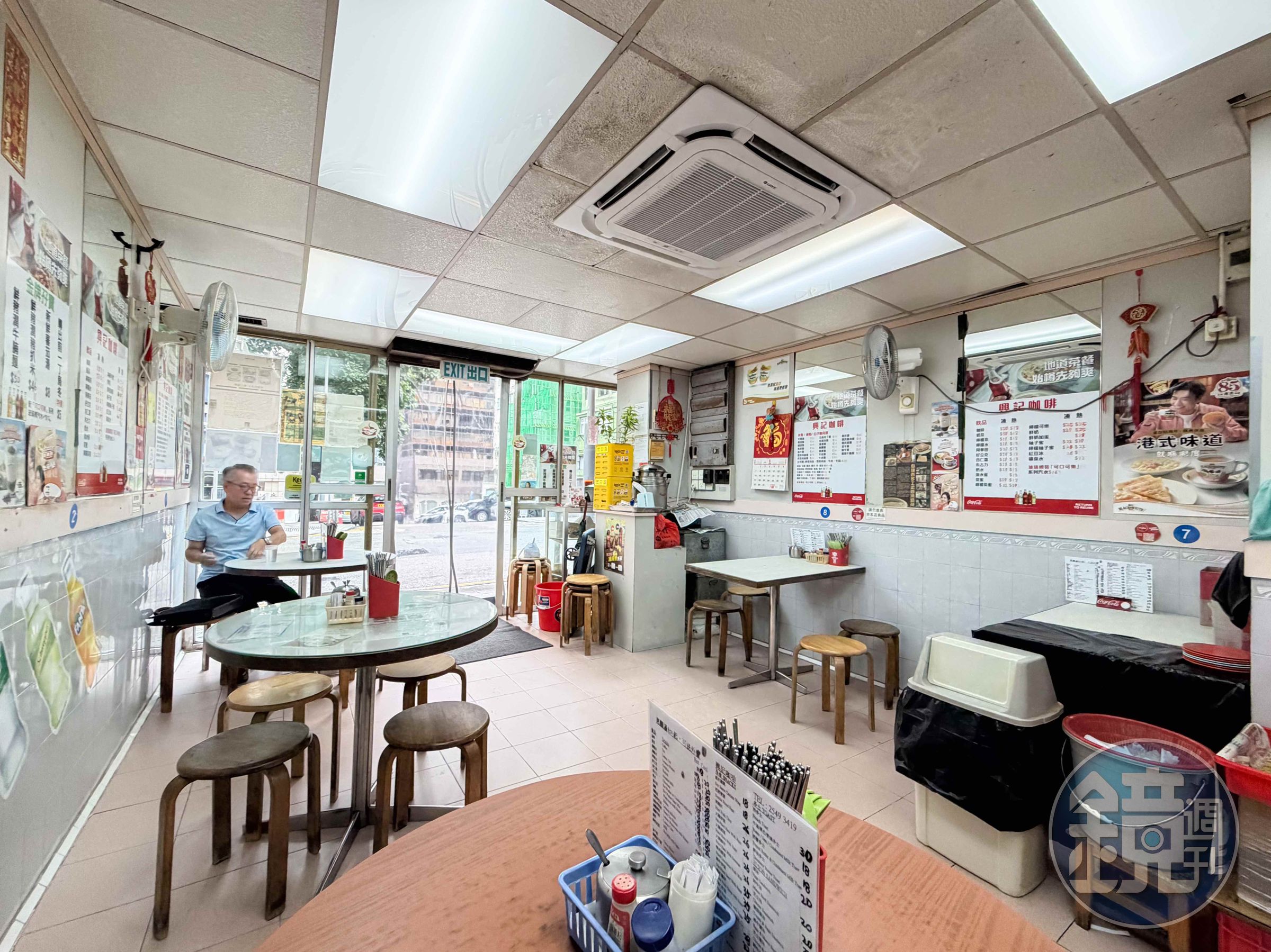 興記店面低調樸實，保留老香港茶記氛圍，是附近街坊熟悉的早餐老店。