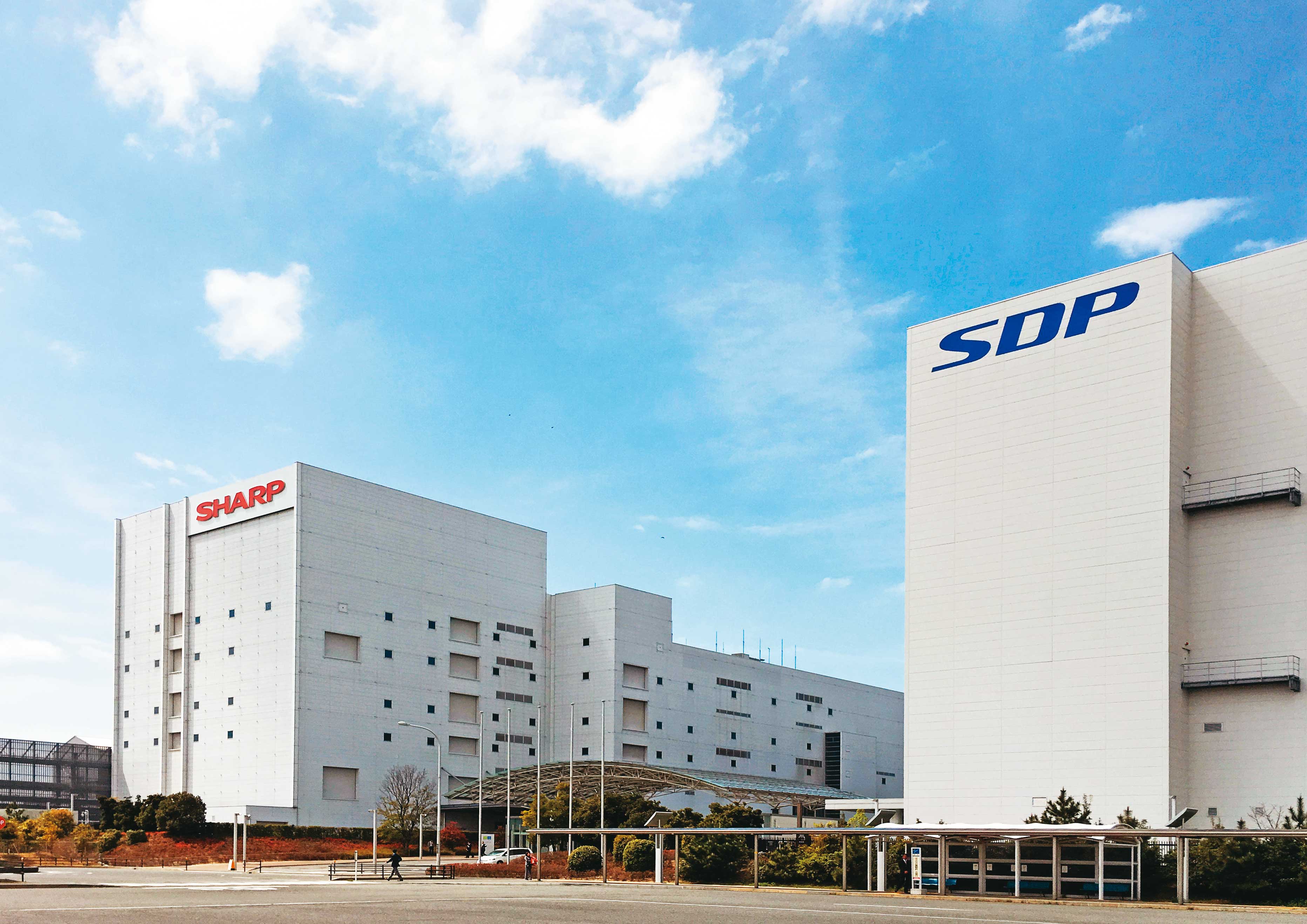 夏普於2022年把日本堺工廠購回成為百分之百全資子公司，導致後來財務大虧損。