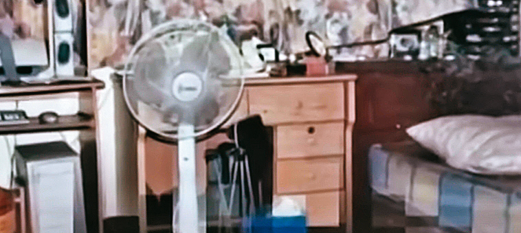 死者陳屍在房間地板上,衣衫不整,現場留下凶手的血指紋。(翻攝畫面)