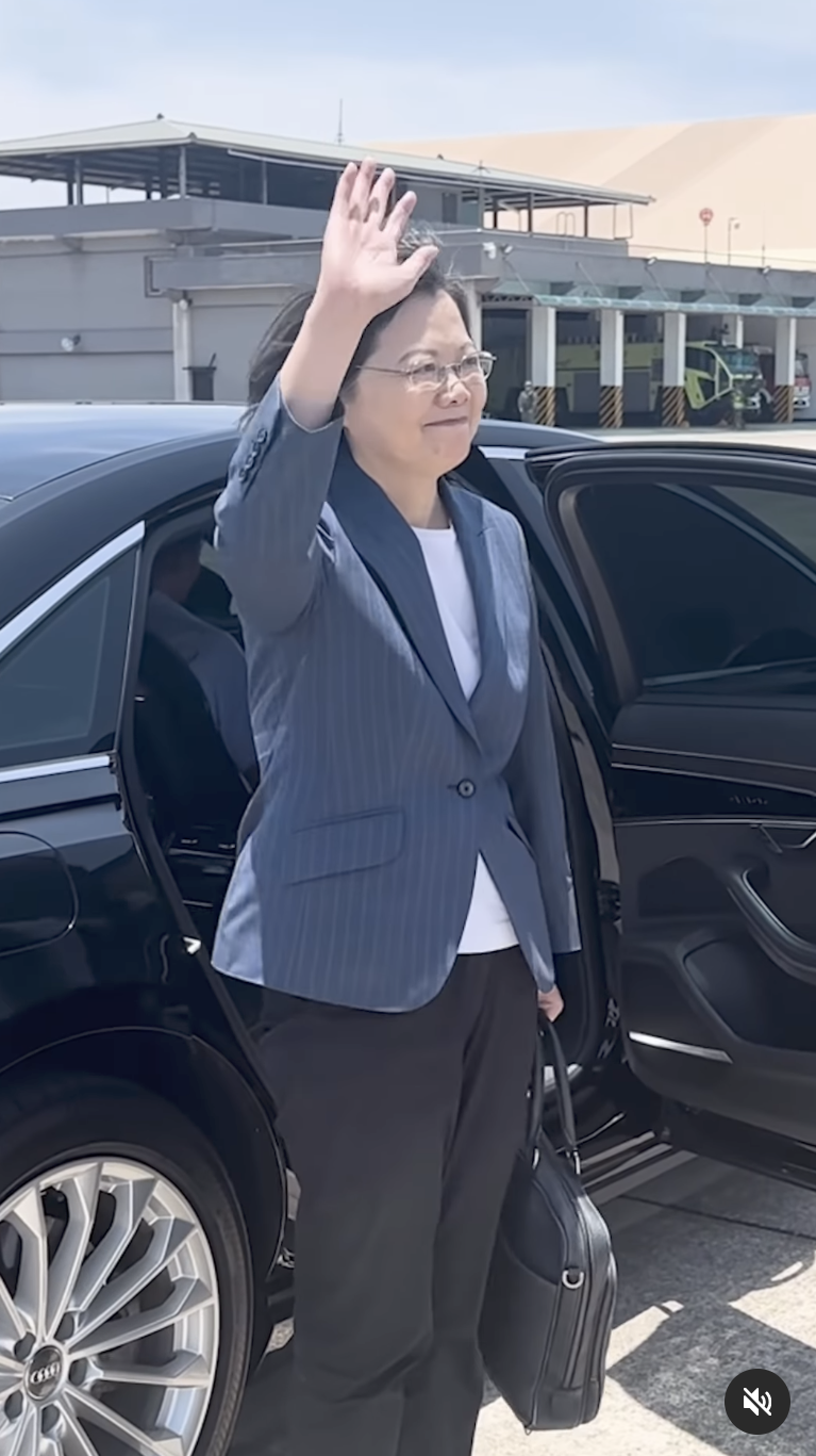 蔡英文揮手和空軍說謝謝，畫面催淚。（翻攝蔡英文IG）