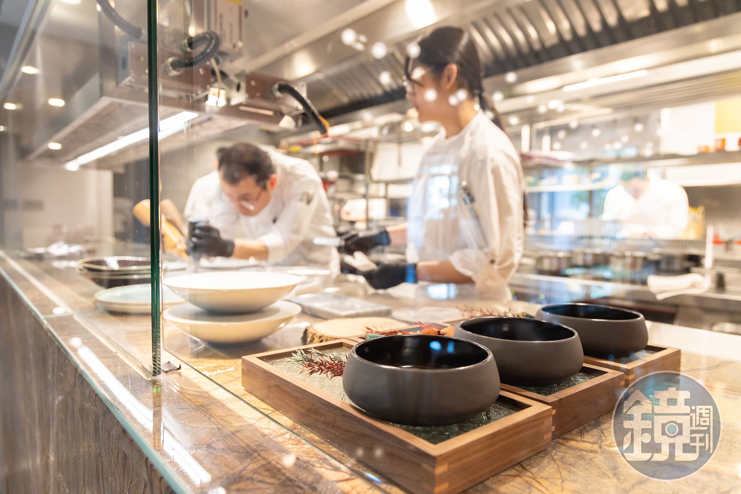 餐廳的廚房為開放式空間,讓客人都邊用餐邊欣賞廚師們料理的過程。