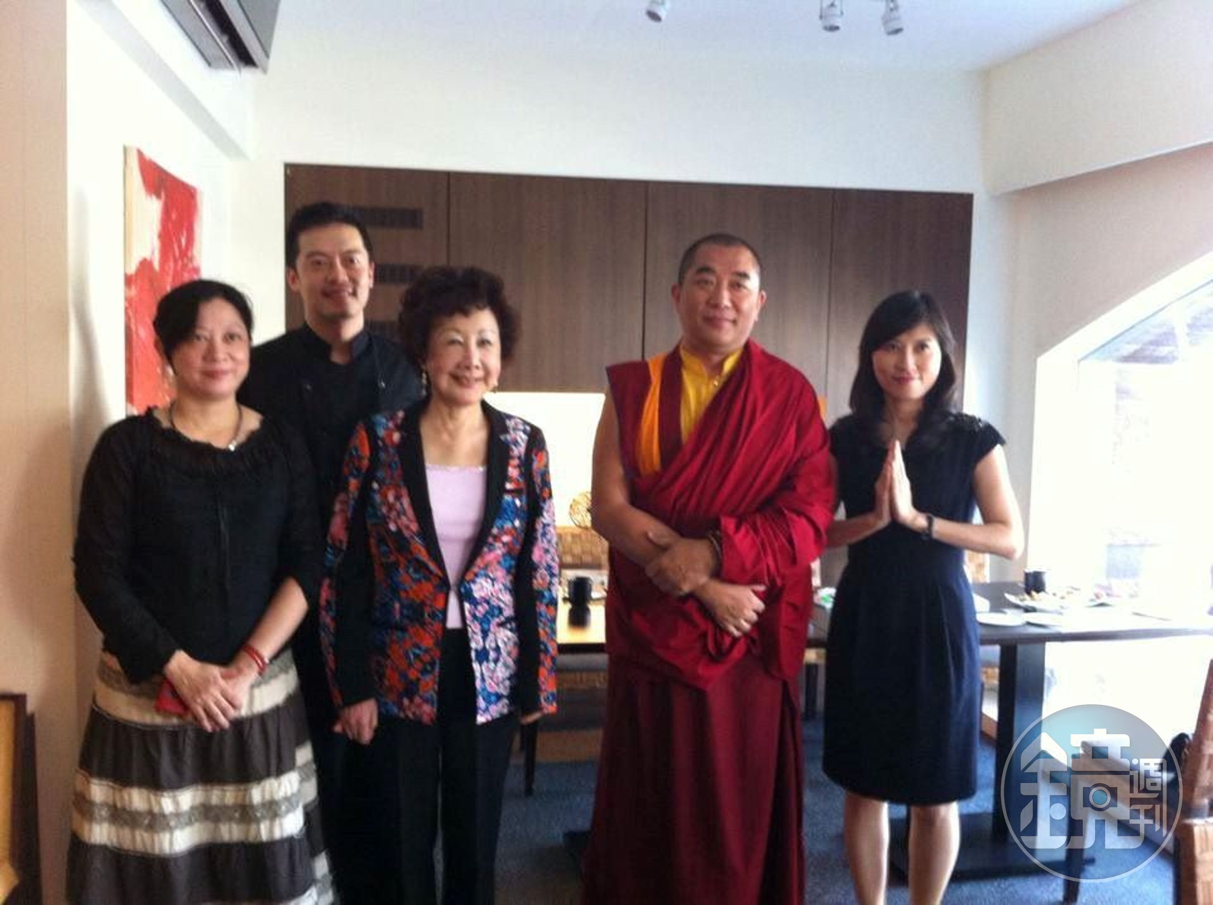 蘇思源(左後二)十多年前開設蔬食館,連當時的台中市長夫人邵曉鈴(左三)都來捧場,但最後撐了兩年多以賠錢作收。(蘇思源提供)