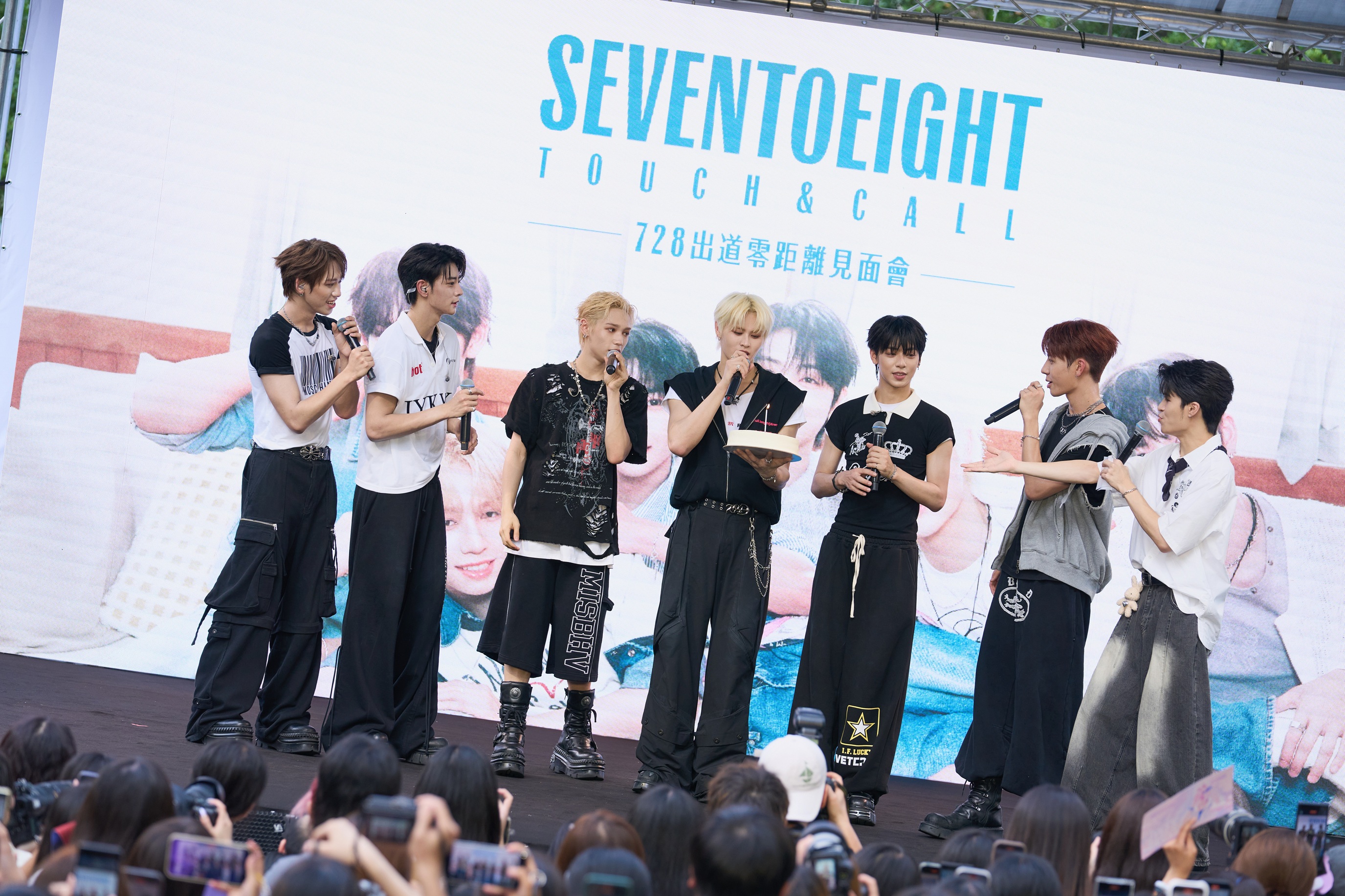 SEVENTOEIGHT今舉辦韓國出道後返台首場見面會，成員們為美祥M慶生。（天空娛樂提供）