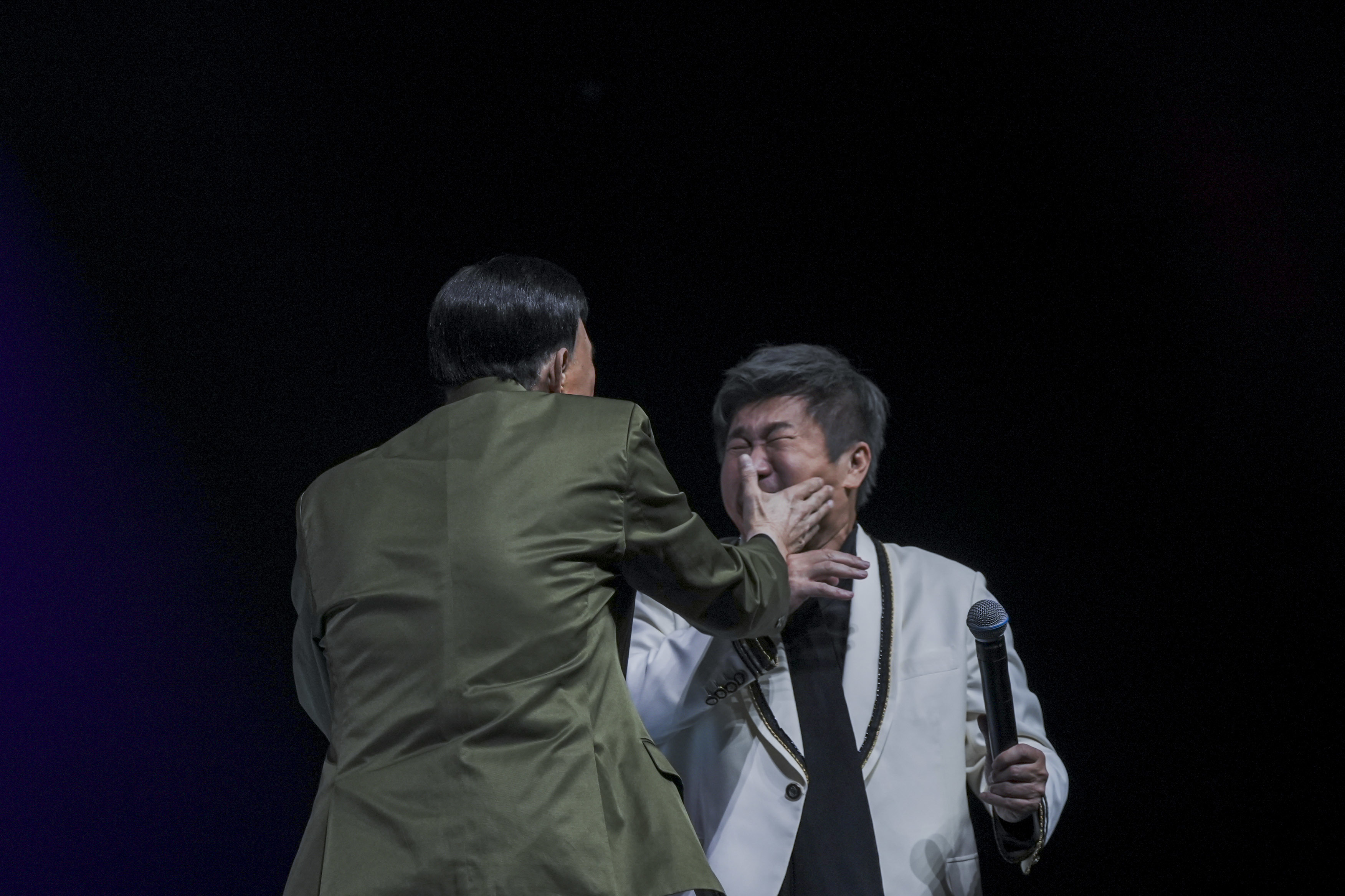 胡瓜逗趣稱余天是台灣歷史，馬上被余天賞一巴掌。（萬星傳播提供）
