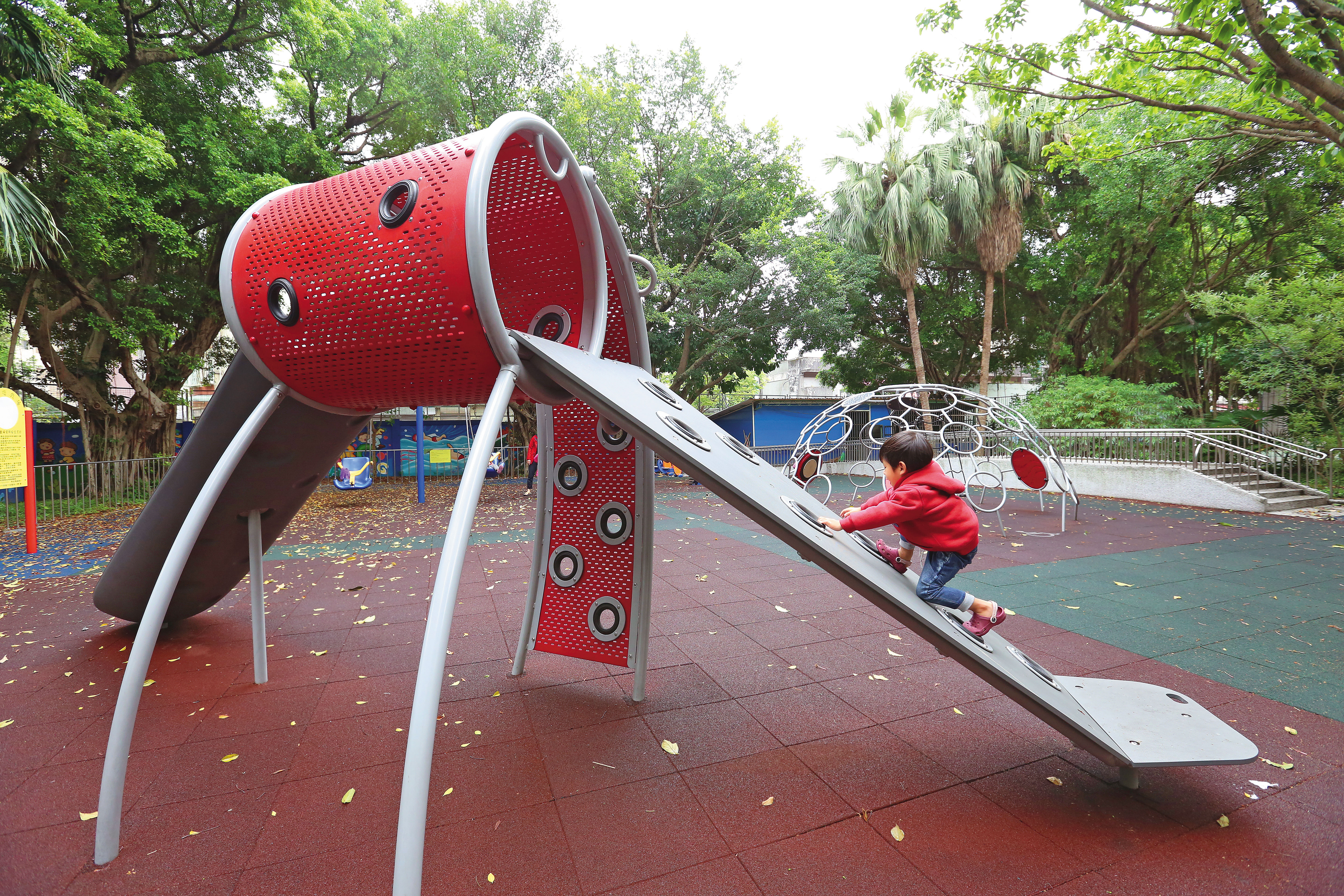 公園兒童遊戲區也成為野裸族表演舞台,讓不少家長憂心孩子安全。