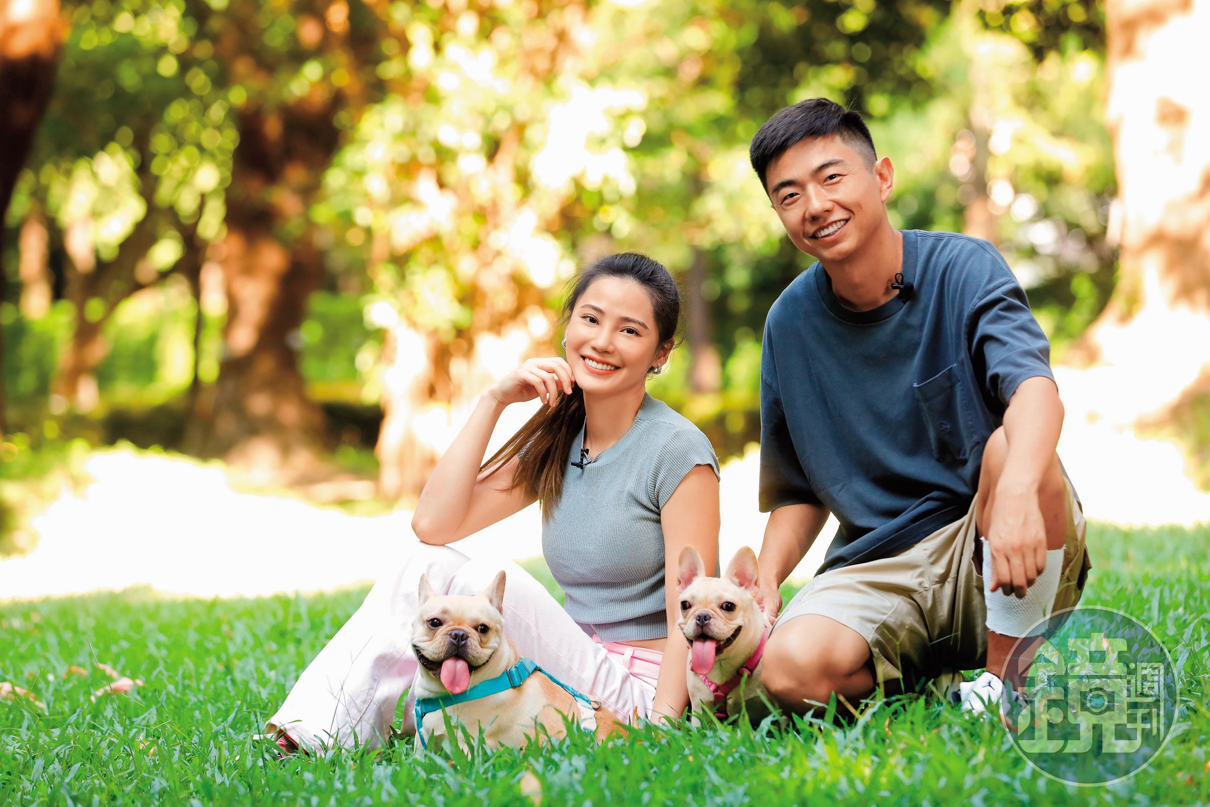 女星邱慧雯(左)先後帶2隻法鬥幼犬回家,結果問題多多,趕緊向熊爸(右)請教。