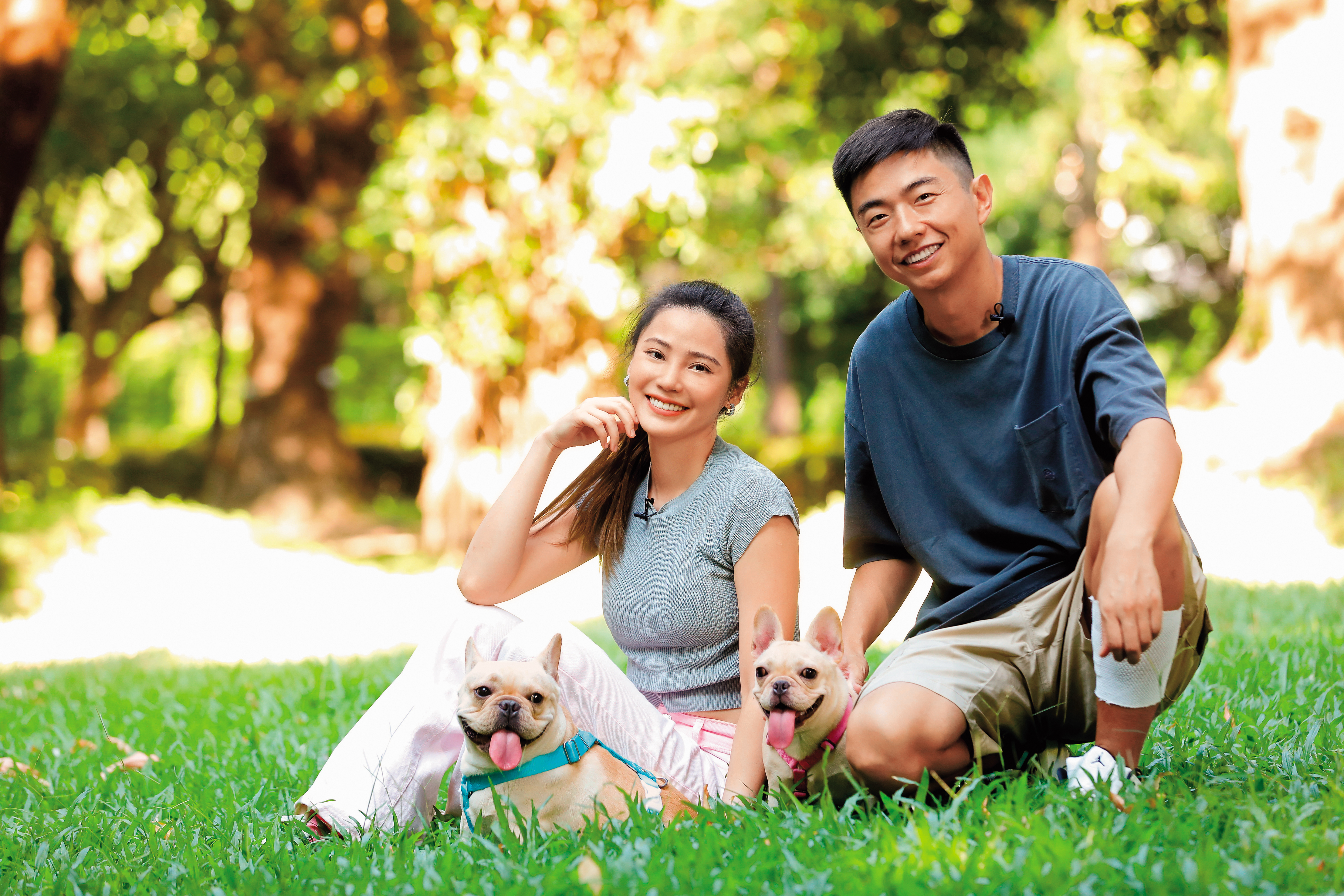 女星邱慧雯（左）先後帶2隻法鬥幼犬回家，結果問題多多，趕緊向熊爸（右）請教。