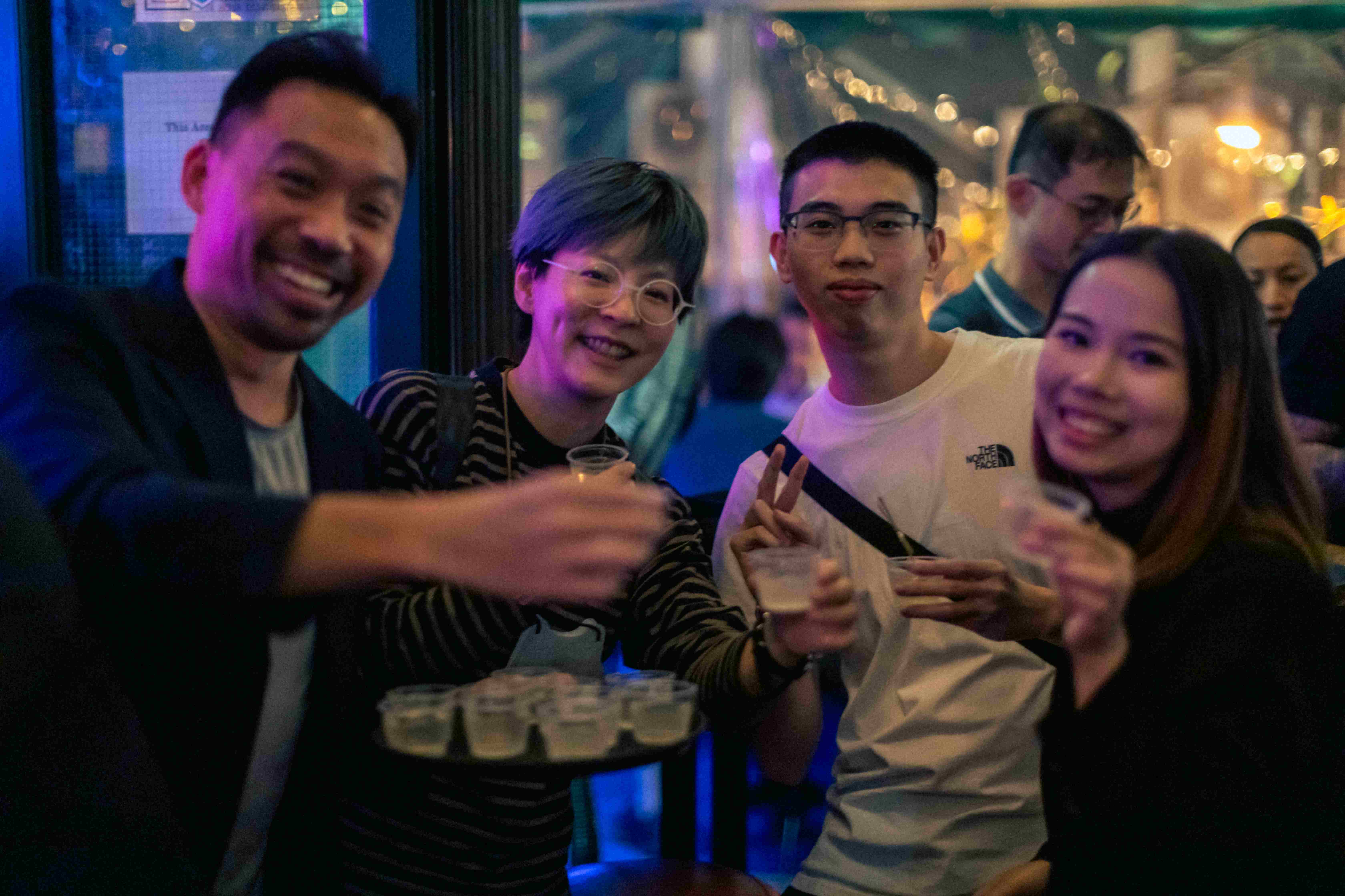 從世界各地來到香港的遊客，想徹底融入國際氛圍，第一個動作就是到蘭桂坊喝一杯。