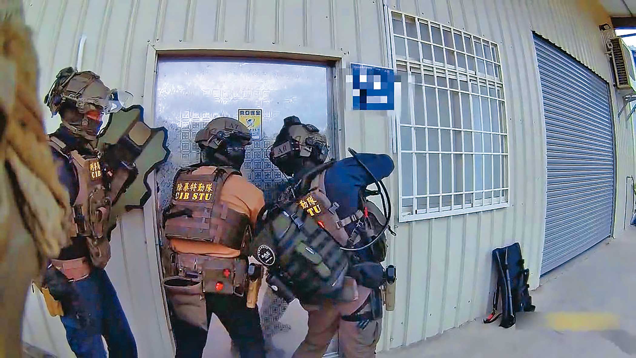 警方荷槍實彈攻堅三環幫據點，並在其所承租的芎林鄉山區土地內，發現價值上億元的權利車停放其中。（翻攝畫面）