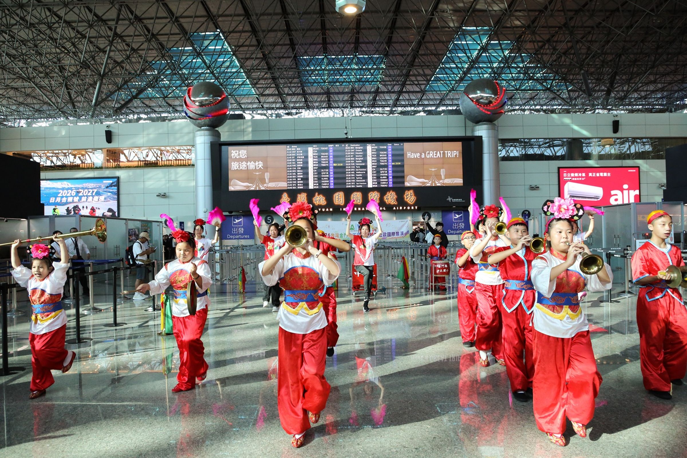 鼓吹隊以嗩吶與鑼鼓響徹桃園國際機場,為國際文化交流之旅揭開序幕。(財團法人昇恒昌基金會提供)