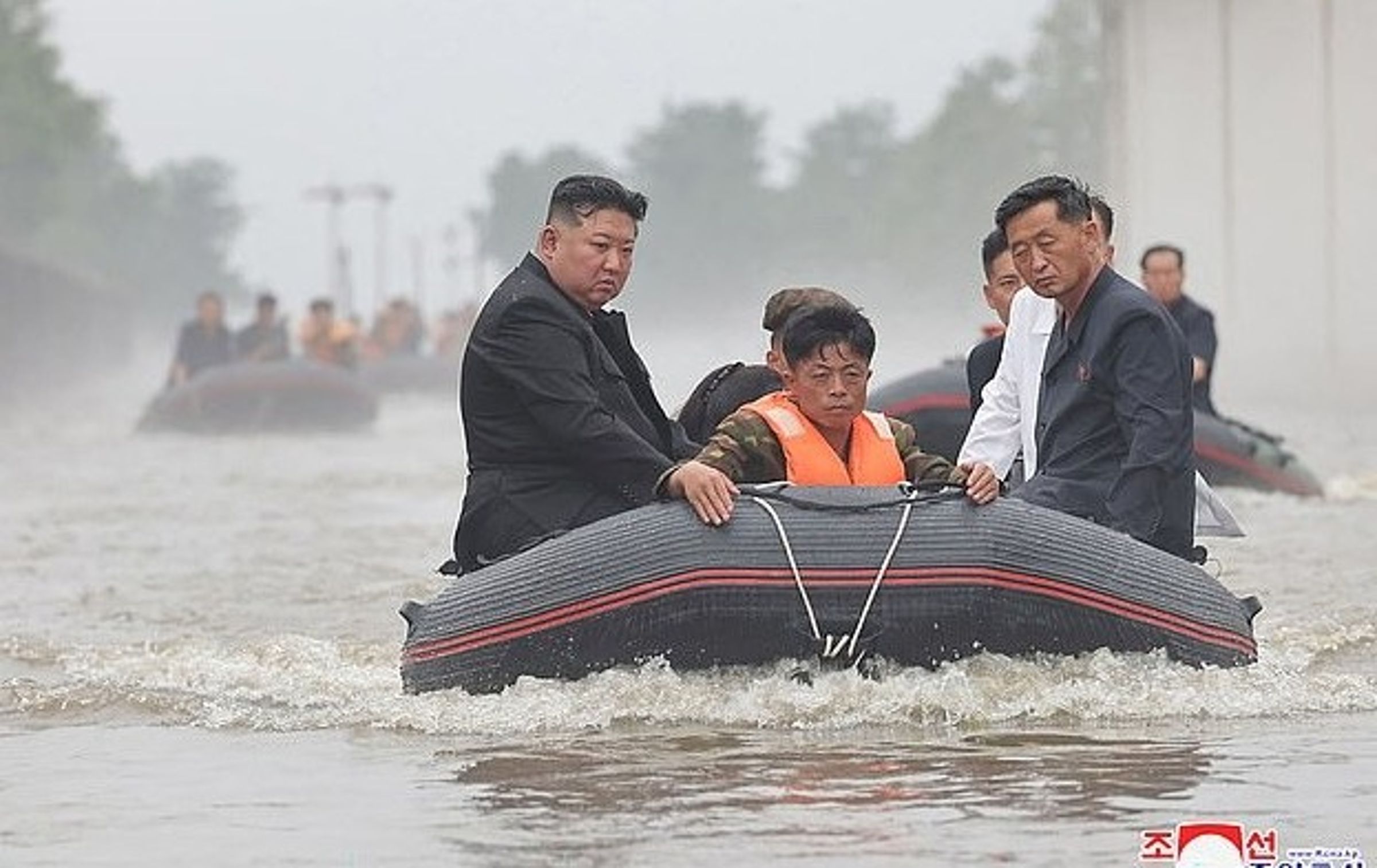 金正恩拚了！划汽艇乘風破浪險撞樹，「相撲級體重」一人抵三人。（翻自《朝中社》）