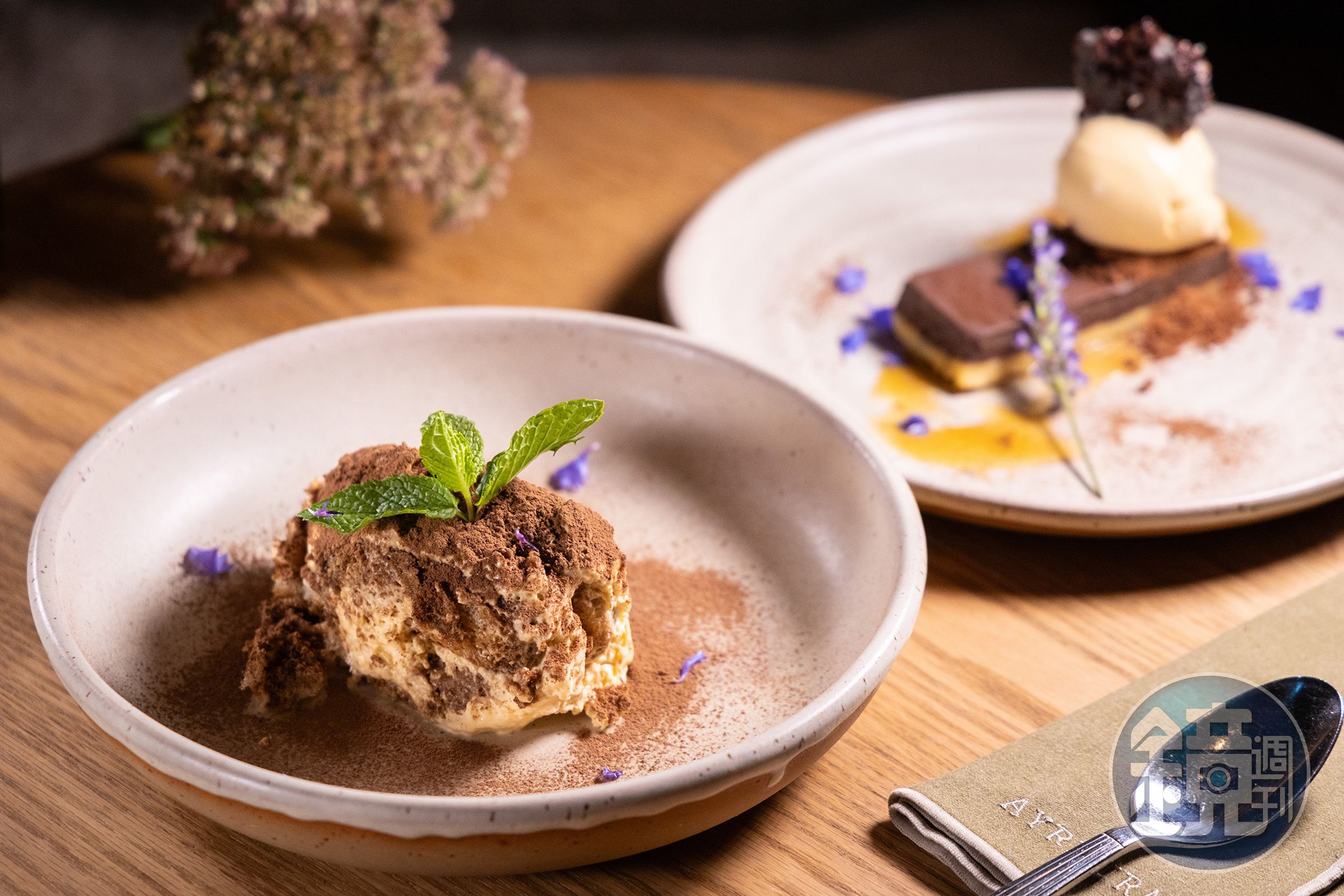 餐廳的甜點非常值得一嘗，除了季節限定的「Bittersweet Chocolate & Lavender Tart, Manuka Honey Ice Cream, Cocoa Nib Cracker」（後）；「Classic Tiramisu, Callebaut Cocoa Powder」（前）更是許多客人的最愛。（皆為紐幣18元／約NT$353）