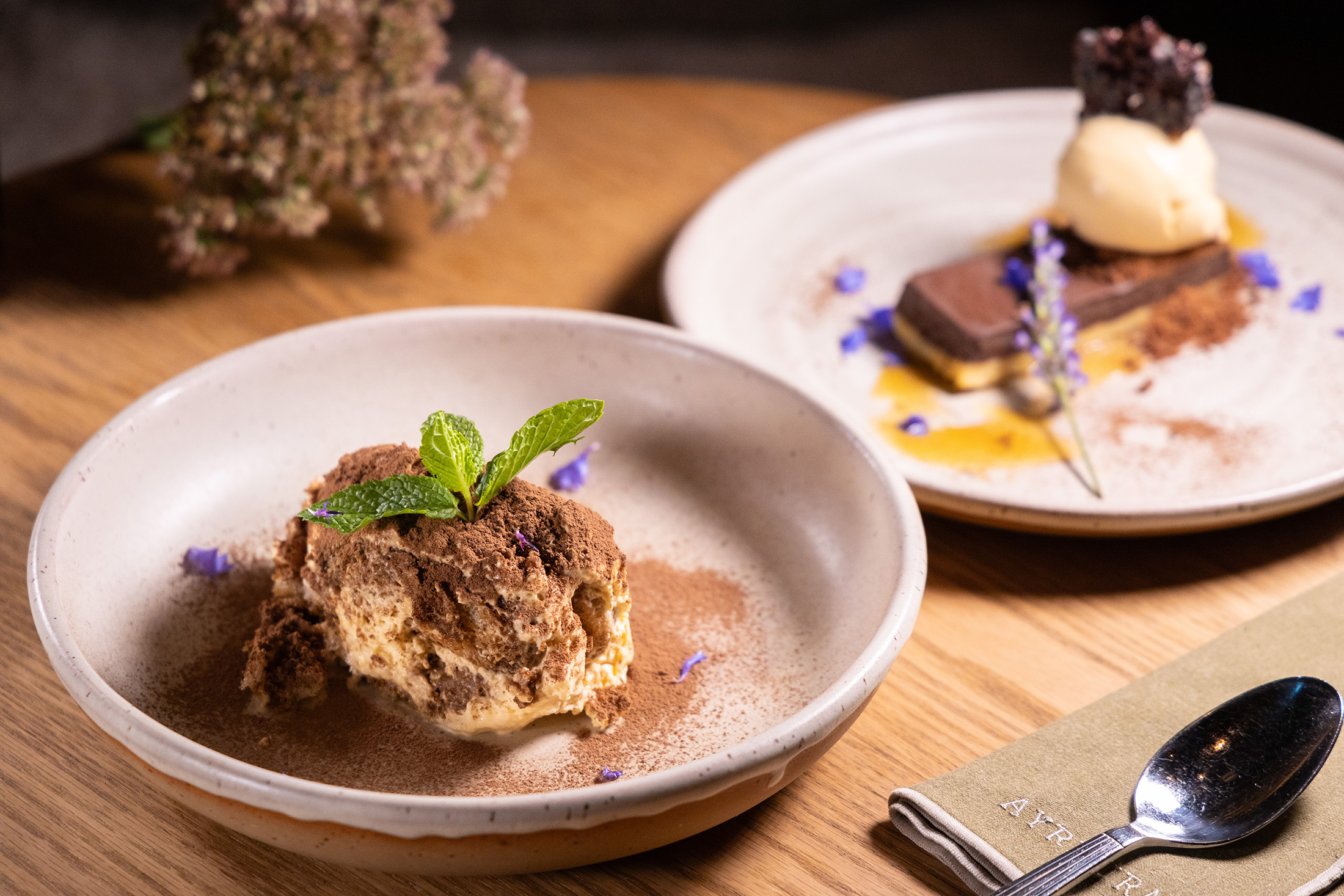 餐廳的甜點非常值得一嘗,除了季節限定的「Bittersweet Chocolate & Lavender Tart, Manuka Honey Ice Cream, Cocoa Nib Cracker」(後);「Classic Tiramisu, Callebaut Cocoa Powder」(前)更是許多客人的最愛。(皆為紐幣18元/約NT$353)