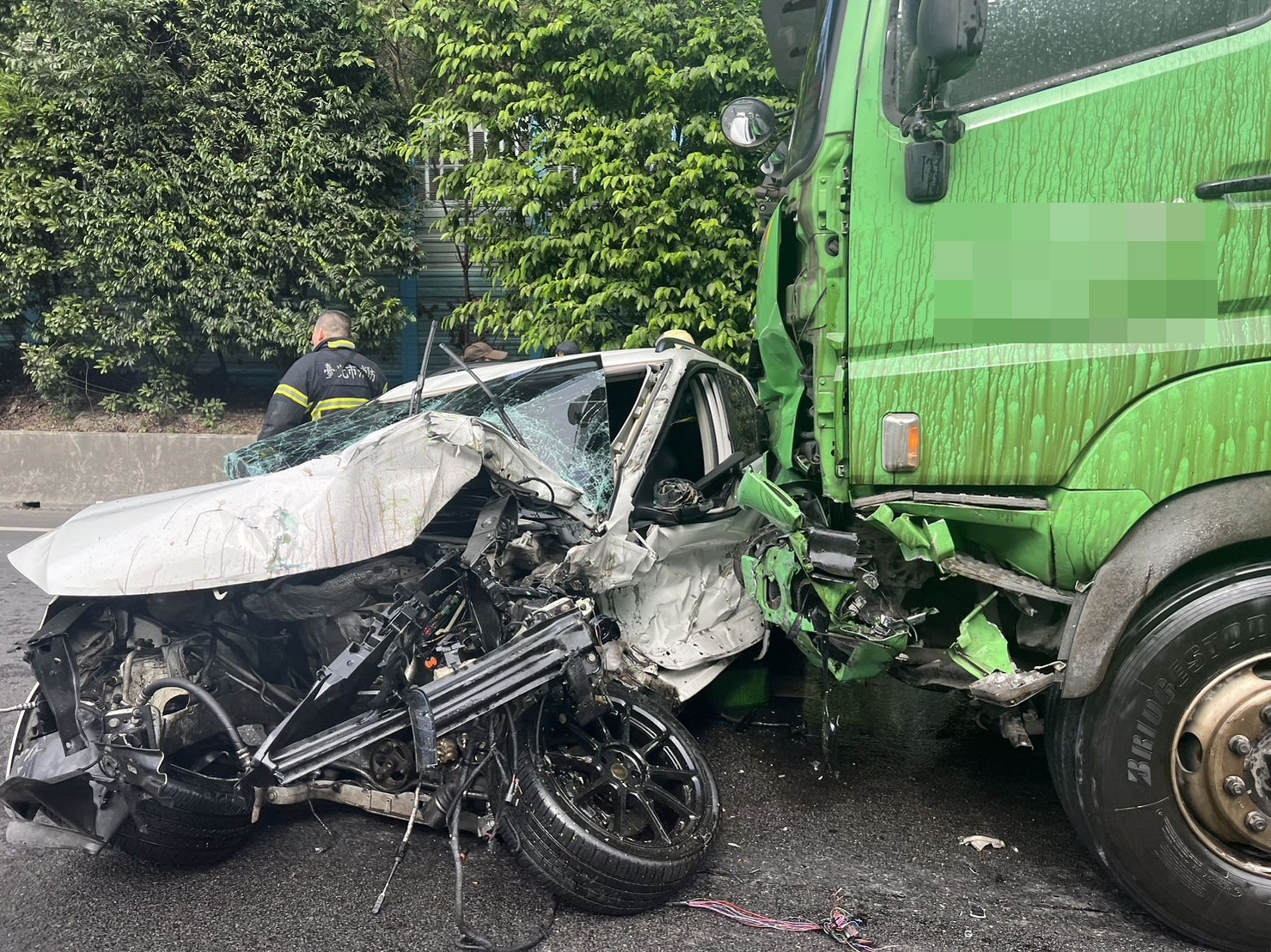 蘇女轎車遭猛力撞擊，毀損嚴重。（翻攝畫面）